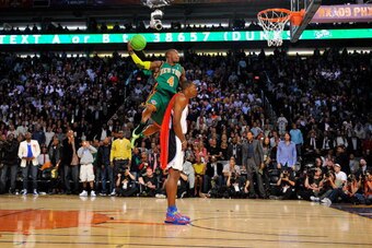 PHOENIX - FEBRUARY 14:  (Sequence 3 of 6) Nate Robinson #4 of the New York Knicks jumps over Dwight Howard #12 of the Orlando Magic on a dunk attempt during the Sprite Slam Dunk Contest on All-Star Saturday Night, part of 2009 NBA All-Star Weekend at US A