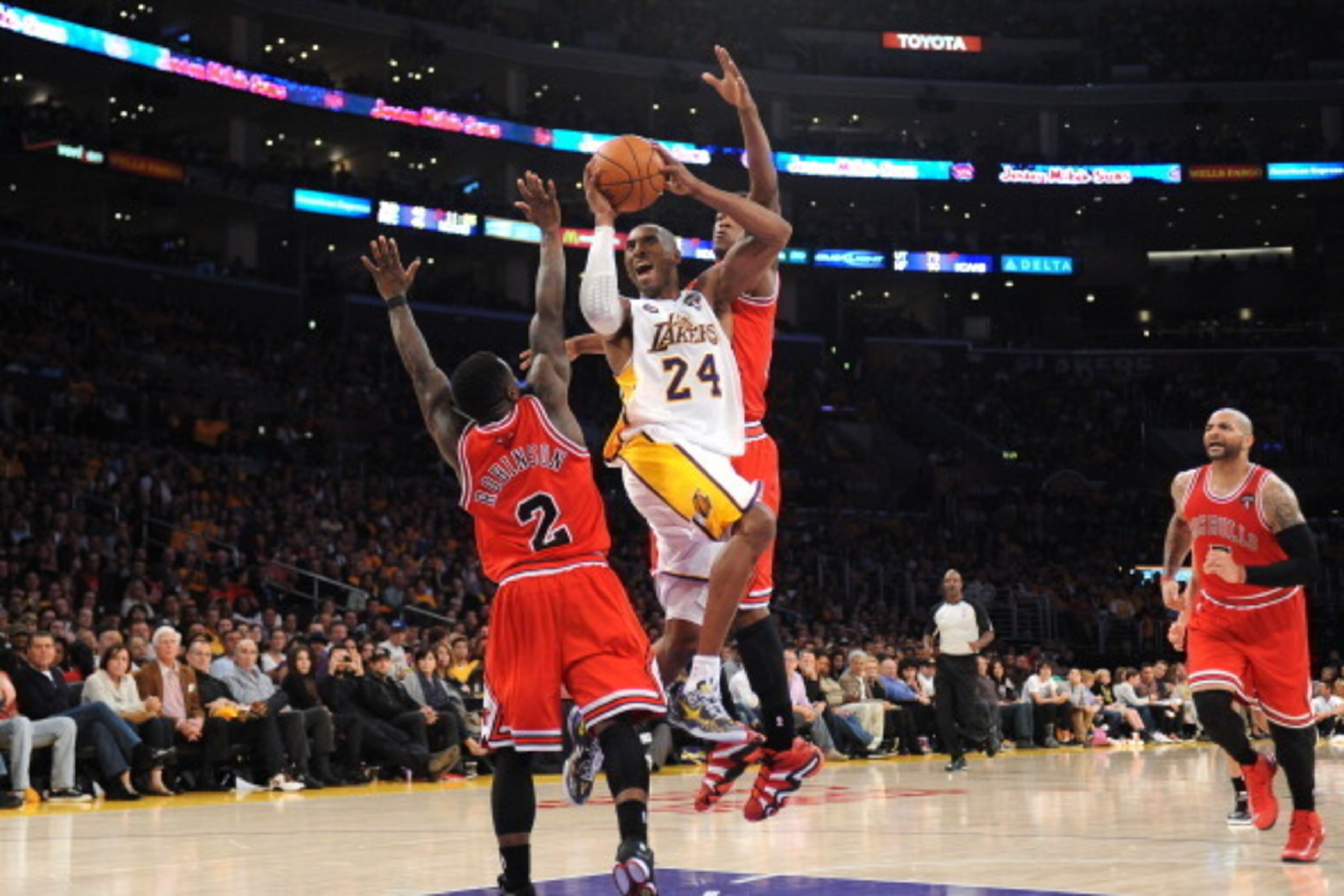 LOS ANGELES, CA - MARCH 10: Kobe Bryant #24 of the Los Angeles Lakers goes up for a shot against Nate Robinson #2 of the Chicago Bulls at Staples Center on March 10, 2013 in Los Angeles, California. NOTE TO USER: User expressly acknowledges and agrees tha LOS ANGELES, CA - MARCH 10: Kobe Bryant #24 of the Los Angeles Lakers goes up for a shot against Nate Robinson #2 of the Chicago Bulls at Staples Center on March 10, 2013 in Los Angeles, California. NOTE TO USER: User expressly acknowledges and agrees tha