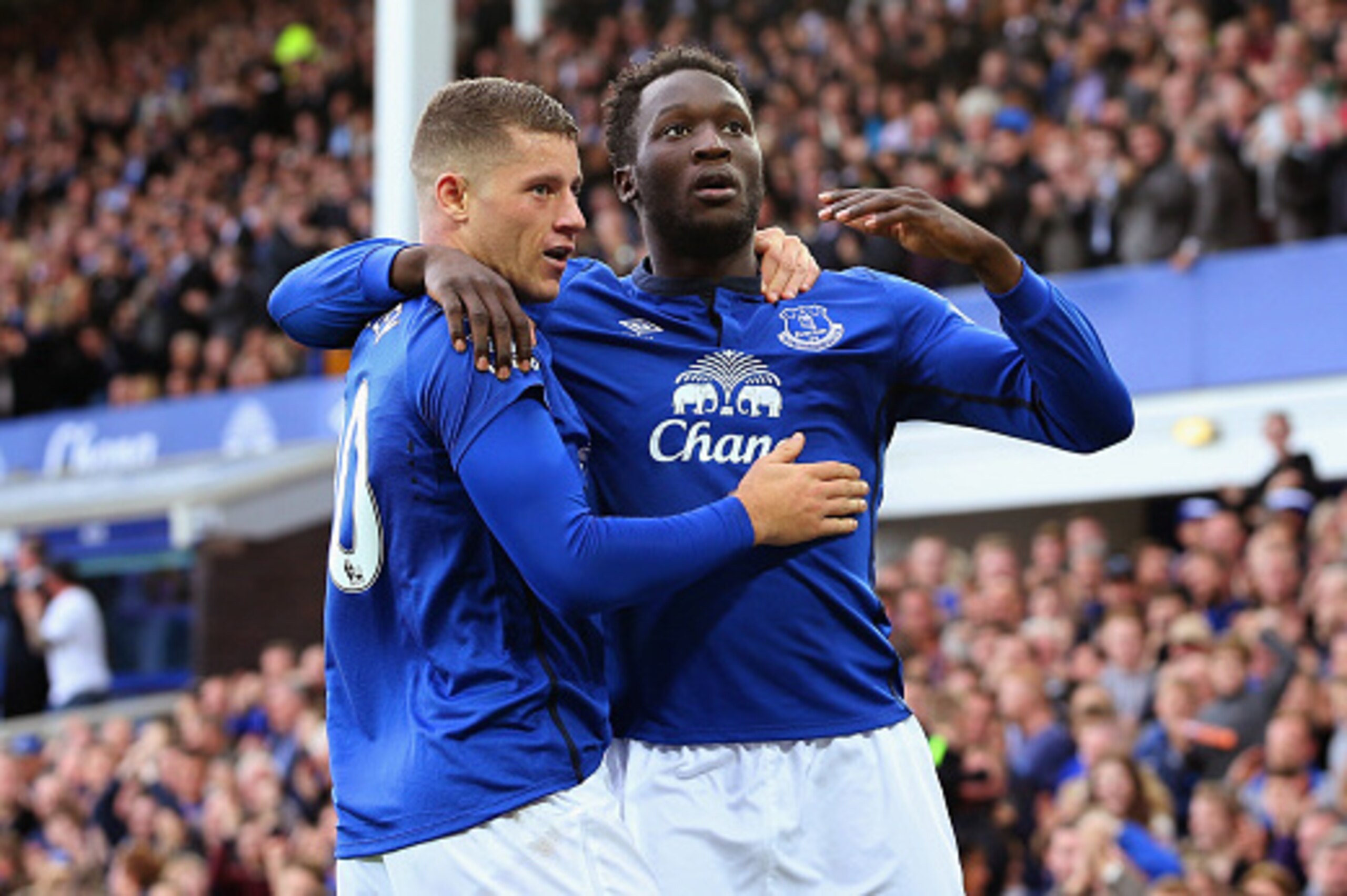 LIVERPOOL, ENGLAND - OCTOBER 18:  Romelu Lukaku of Everton celebrates scoring their second goal with Ross Barkley of Everton during the Barclays Premier League match between Everton and Aston Villa at Goodison Park on October 18, 2014 in Liverpool, Englan