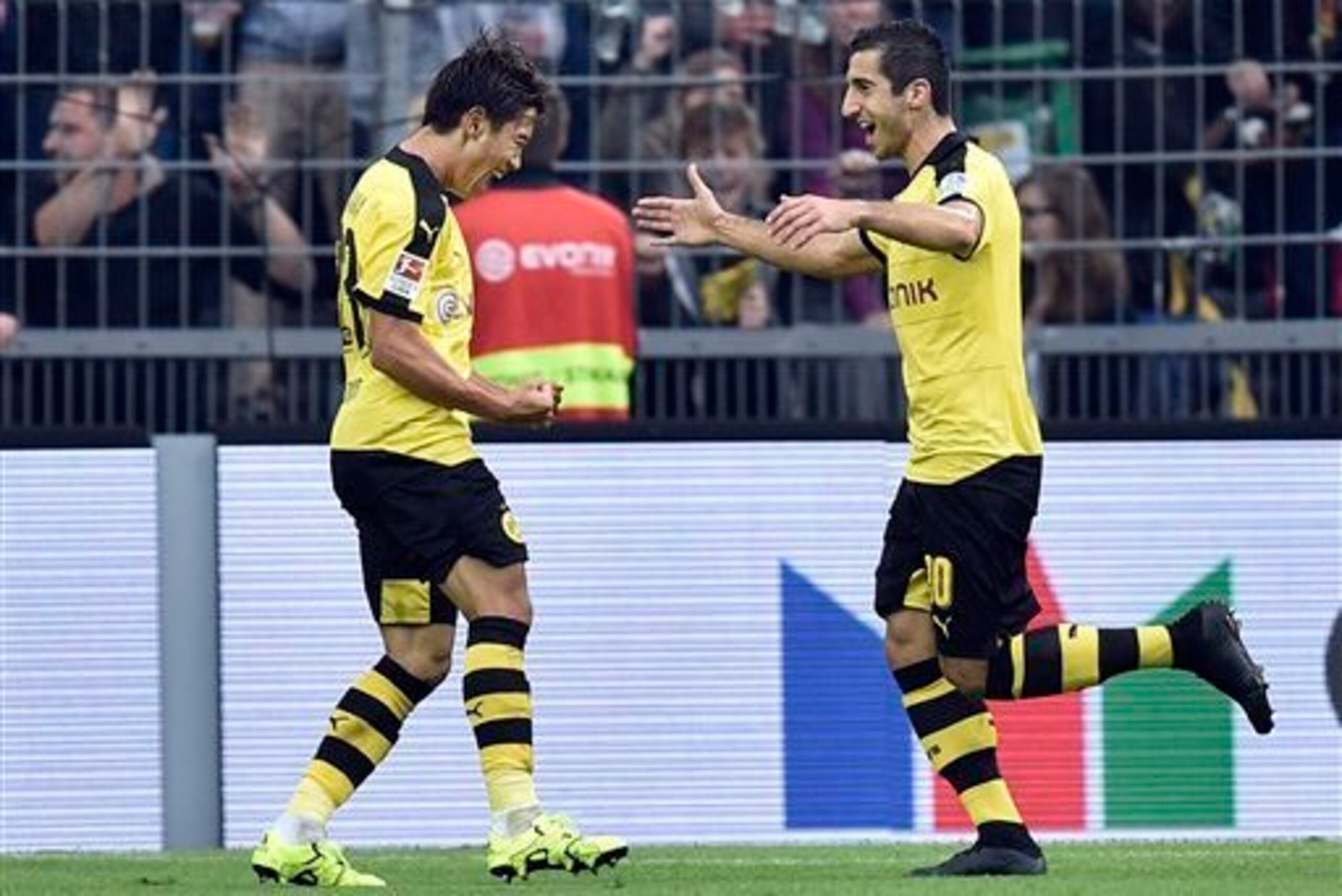 Decisive duo: Shinji Kagawa and Henrikh Mkhitaryan were excellent vs. Hertha.