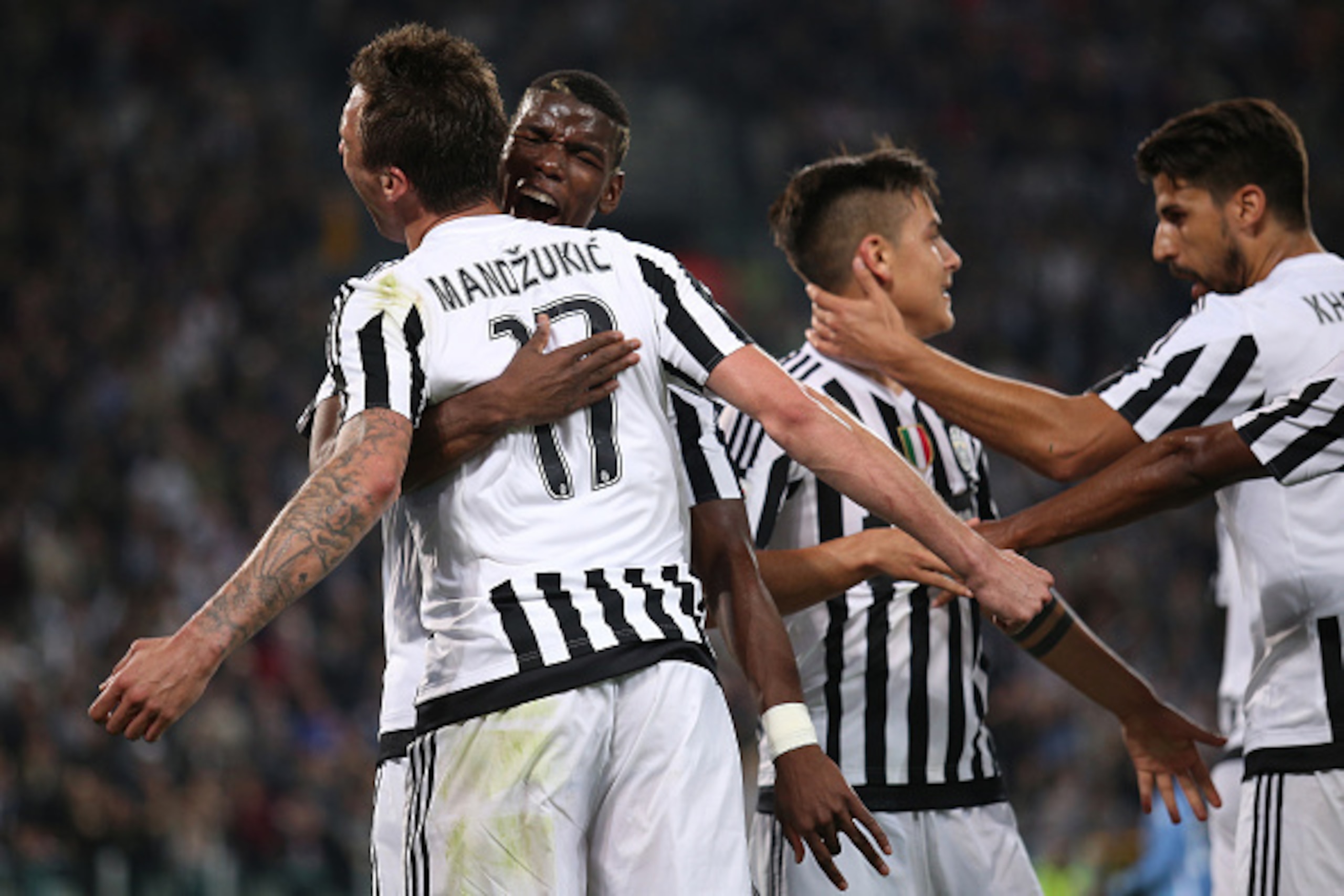 Juventus' forward Mario Mandzukic from Croatia (L) celebrates with teammate Juventus' midfielder Paul Pogba from France after scoring during the Italian Serie A football match Juventus Vs Lazio on April 20, 2016 at the 'Juventus Stadium' in Turin.  / AFP 