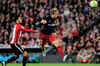Atletico Madrid's forward Fernando Torres (R) heads a ball to score a goal next to Athletic Bilbao's forward Eneko Boveda (L) during the Spanish league football match Athletic Club vs Atletico de Madrid at the San Mames stadium in Bilbao on April 20, 2016