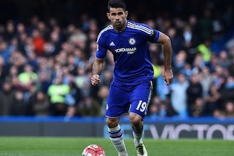 Chelsea's Brazilian-born Spanish striker Diego Costa runs with the ball during the English Premier League football match between Chelsea and Manchester City at Stamford Bridge in London on April 16, 2016. / AFP / Ben STANSALL / RESTRICTED TO EDITORIAL USE