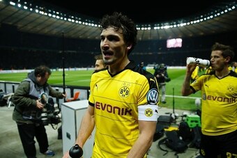 Dortmund's defender Mats Hummels and his team-mates make their way to the fans after the German Cup (DFB Pokal) semi-final football match Hertha Berlin v Borussia Dortmund at the Olympic stadium in Berlin on April 20, 2016.  
Dortmund won the match 0-3 an