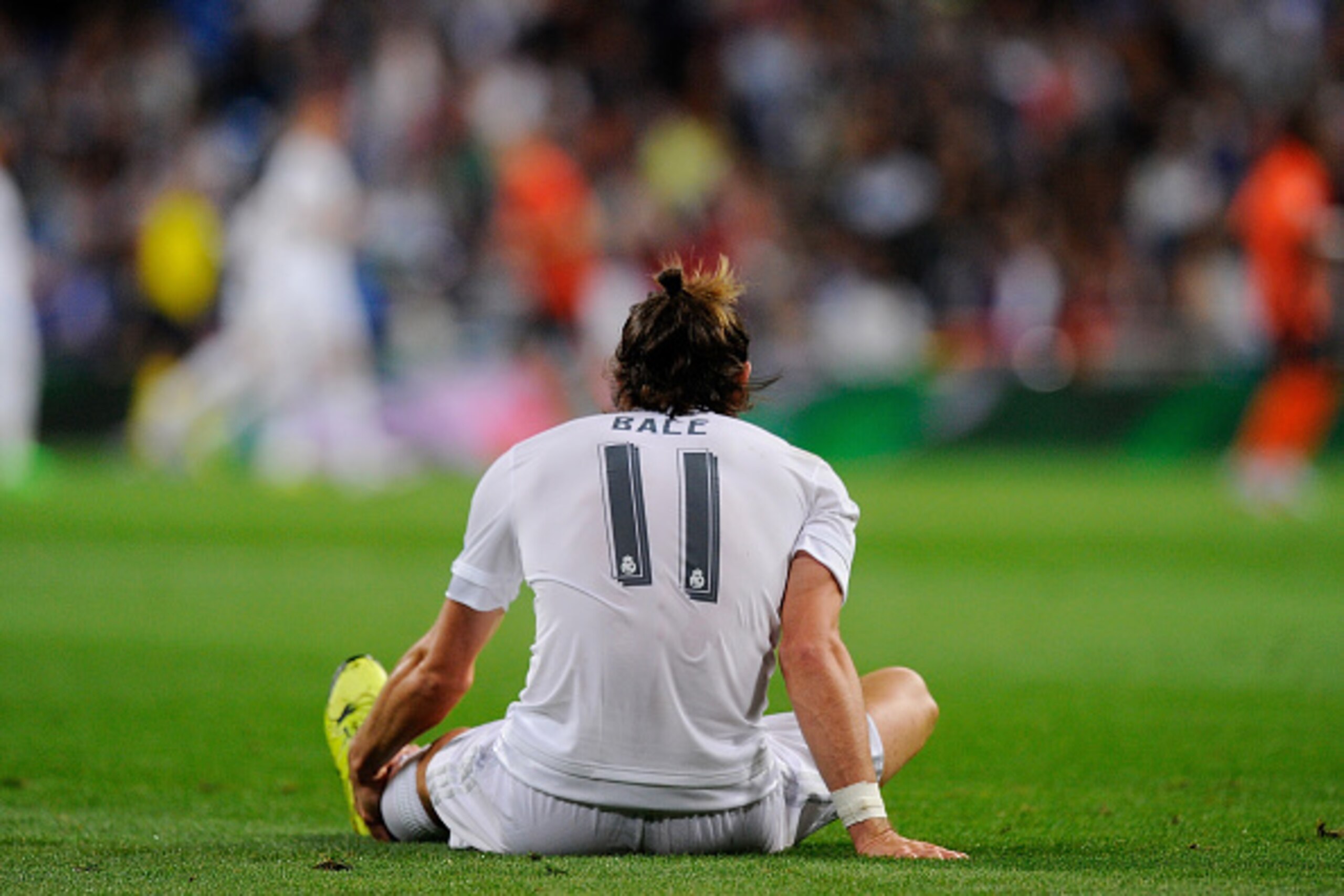 MADRID, SPAIN - SEPTEMBER 15: Gareth Bale of Real Madrid reacts after getting injured during the UEFA Champions League Group A match between Real Madrid and Shakhtar Donetsk at estadio Santiago Bernabeu on September 15, 2015 in Madrid, Spain. (Photo by MADRID, SPAIN - SEPTEMBER 15: Gareth Bale of Real Madrid reacts after getting injured during the UEFA Champions League Group A match between Real Madrid and Shakhtar Donetsk at estadio Santiago Bernabeu on September 15, 2015 in Madrid, Spain. (Photo by
