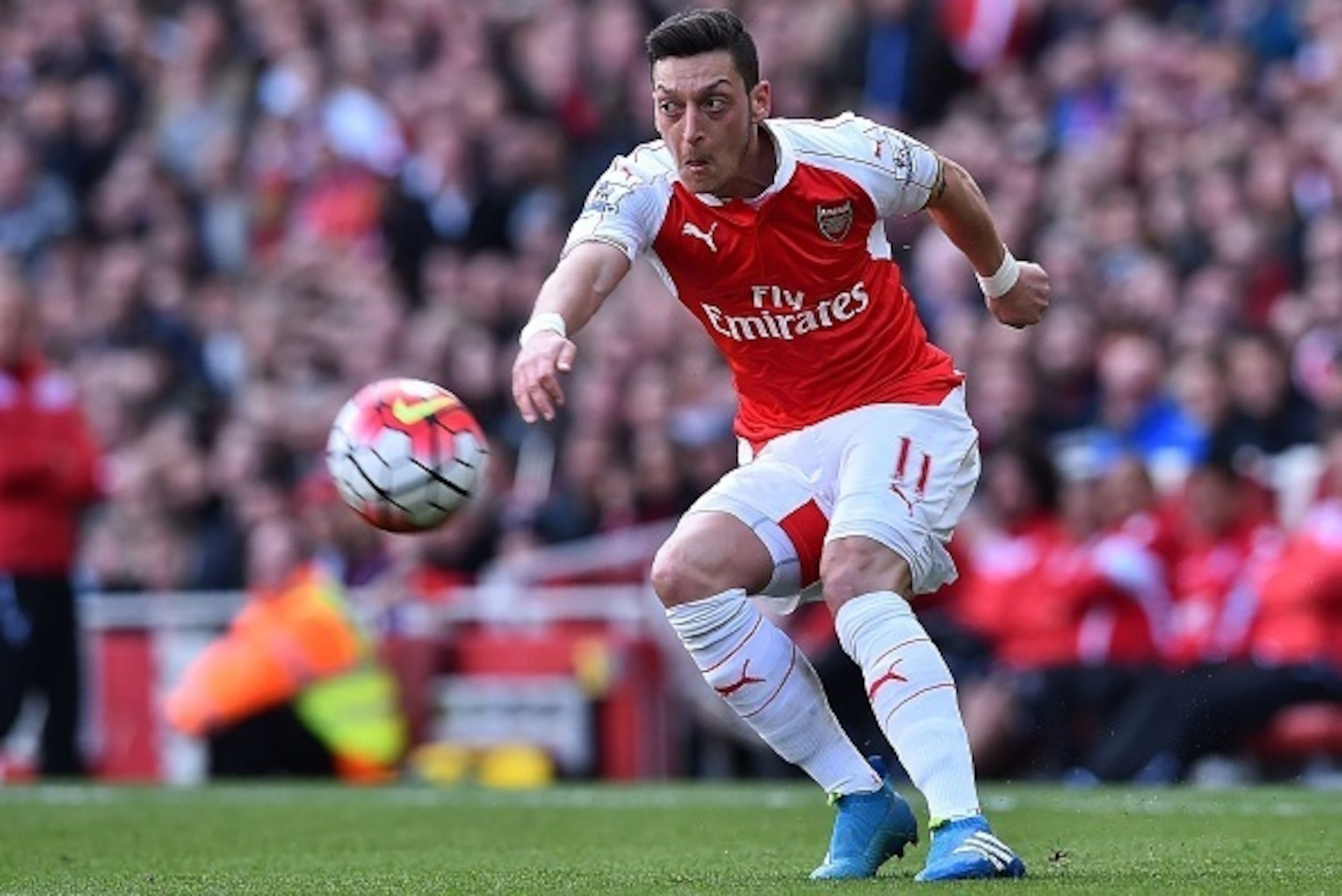 Arsenal's German midfielder Mesut Ozil controls the ball during the English Premier League football match between Arsenal and Crystal Palace at the Emirates Stadium in London on April 17, 2016.  / AFP / BEN STANSALL / RESTRICTED TO EDITORIAL USE. No use w