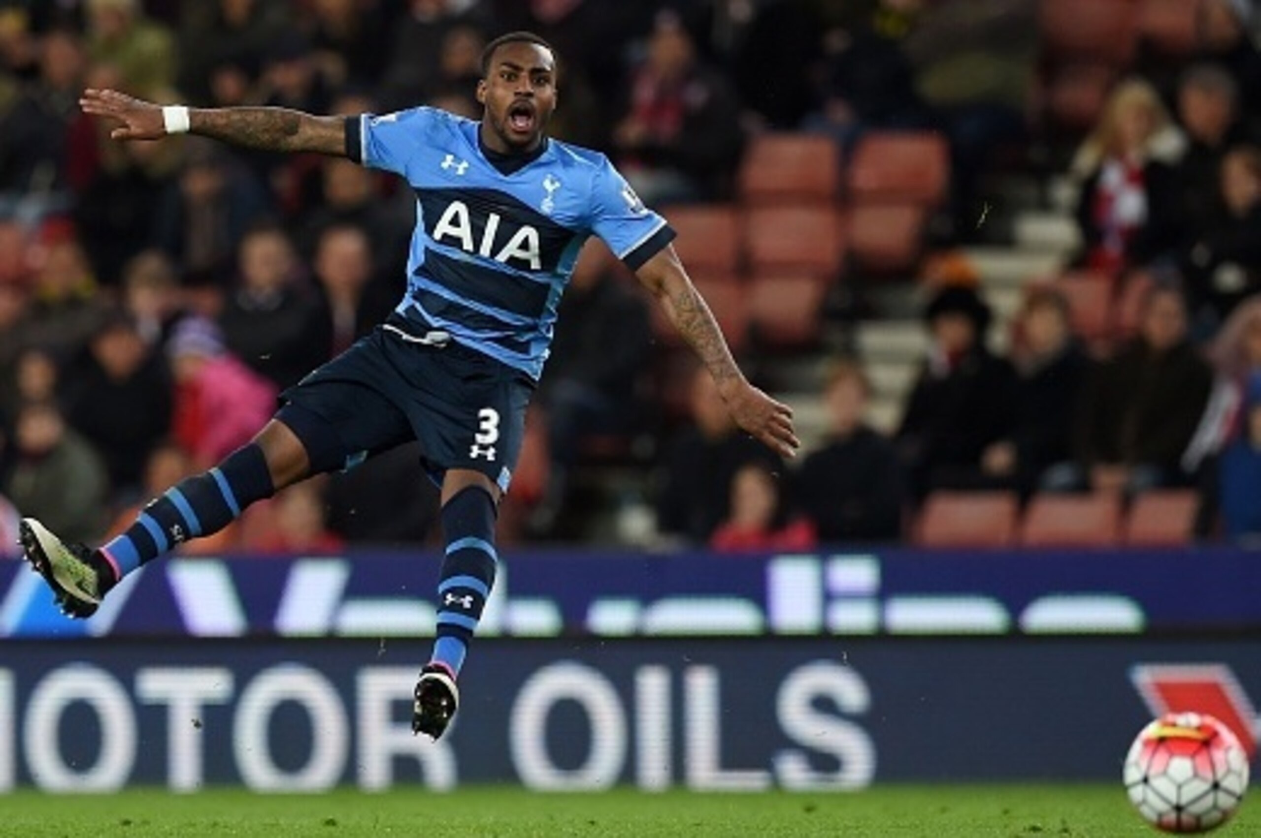 TOPSHOT - Tottenham Hotspur's English defender Danny Rose shoots wide during the English Premier League football match between Stoke City and Tottenham Hotspur at the Britannia Stadium in Stoke-on-Trent, central England on April 18, 2016. / AFP / PAUL ELL TOPSHOT - Tottenham Hotspur's English defender Danny Rose shoots wide during the English Premier League football match between Stoke City and Tottenham Hotspur at the Britannia Stadium in Stoke-on-Trent, central England on April 18, 2016. / AFP / PAUL ELL