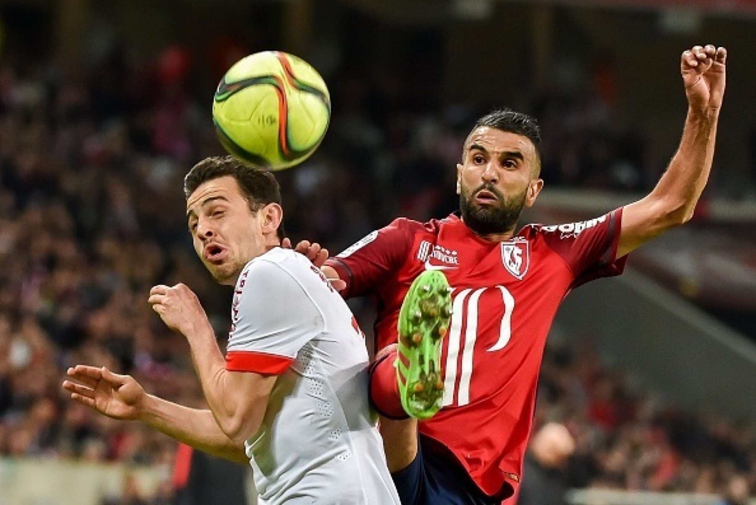 Lille's Moroccan midfielder Mounir Obbadi (R) vies with Monaco's Portuguese midfielder Silva Bernardo during the Frech L1 football match Lille vs Monaco on April 10, 2016 at the Pierre Mauroy stadium in Villeneuve d'Ascq northern france.  AFP PHOTO / PHIL
