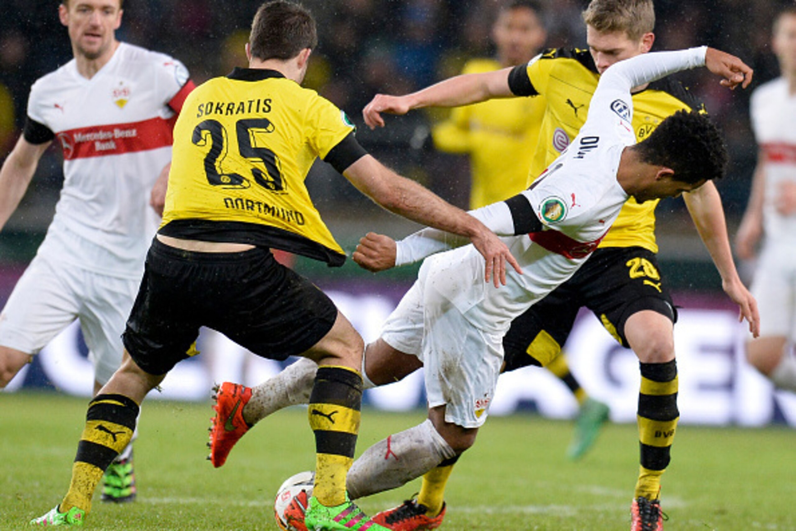 Stuttgart's midfielder Daniel Didavi (C) and Dortmund's Greek defender Sokratis Papastathopoulos (L) vie for the ball during the German Cup ( Pokal ) quarter final football match VfB Stuttgart v Borussia Dortmund on February 9, 2016 in Stuttgart. / AFP / Stuttgart's midfielder Daniel Didavi (C) and Dortmund's Greek defender Sokratis Papastathopoulos (L) vie for the ball during the German Cup ( Pokal ) quarter final football match VfB Stuttgart v Borussia Dortmund on February 9, 2016 in Stuttgart. / AFP /