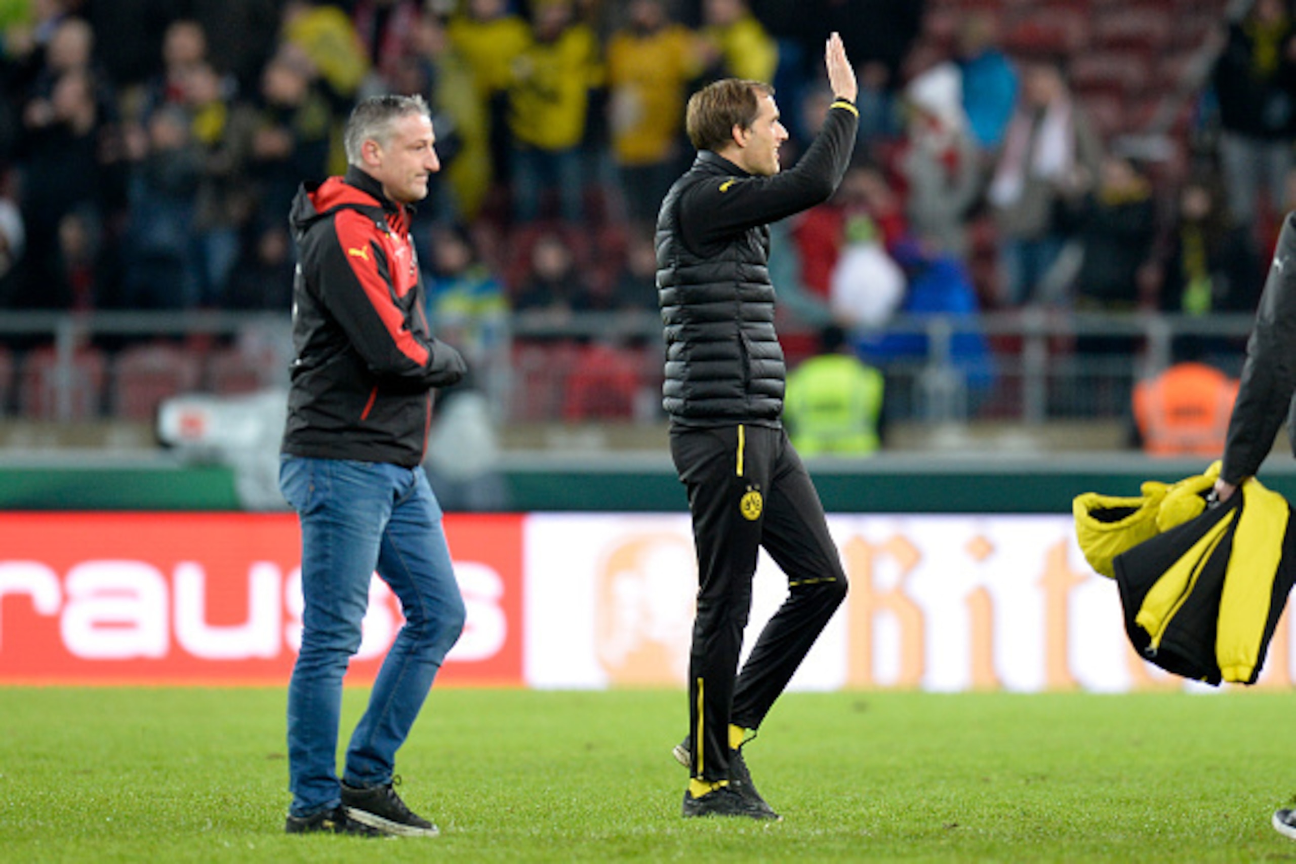 Dortmund's head coach Thomas Tuchel (R) and Stuttgart's head coach Juergen Kramny leave the pitch after the German Cup ( Pokal ) quarter final football match VfB Stuttgart v Borussia Dortmund on February 9, 2016 in Stuttgart. / AFP / Thomas Kienzle / RES Dortmund's head coach Thomas Tuchel (R) and Stuttgart's head coach Juergen Kramny leave the pitch after the German Cup ( Pokal ) quarter final football match VfB Stuttgart v Borussia Dortmund on February 9, 2016 in Stuttgart. / AFP / Thomas Kienzle / RES