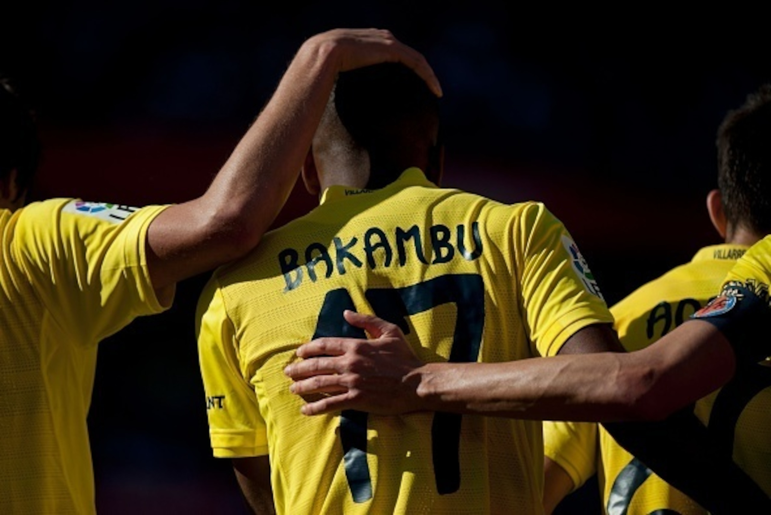 Villarreal's French forward Cedric Bakambu celebrates with teammates after scoring during the Spanish league football match Sevilla FC vs Villarreal CF at the Ramon Sanchez Pizjuan stadium in Sevilla on March 13, 2016. / AFP / JORGE GUERRERO        (Photo