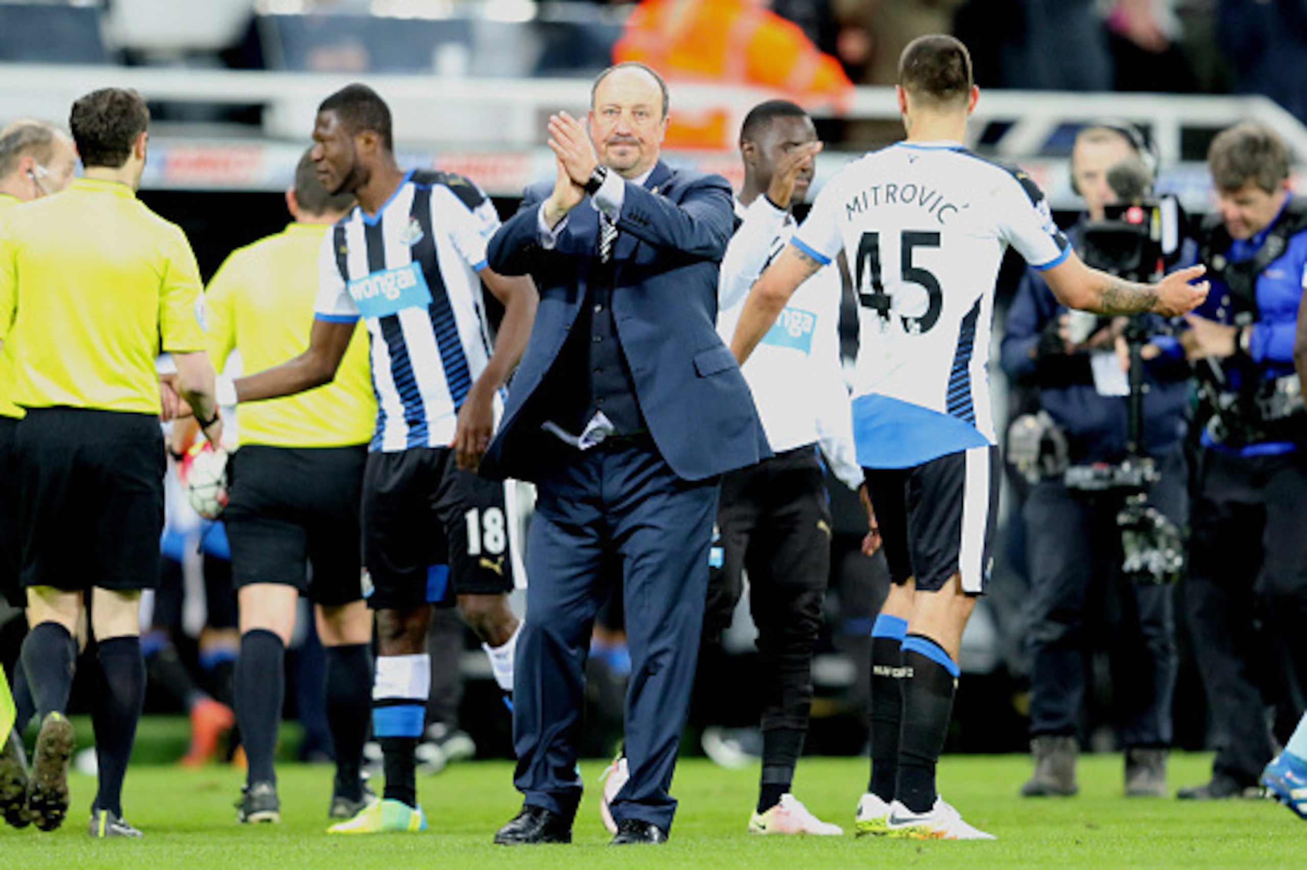 NEWCASTLE UPON TYNE, ENGLAND - APRIL 19: Newcastle United manager Rafa Benitez applauds on the final whistle during the Barclays Premier League match between Newcastle United and Manchester City at St James' Park on April 19, 2016 in Newcastle upon Tyne, 