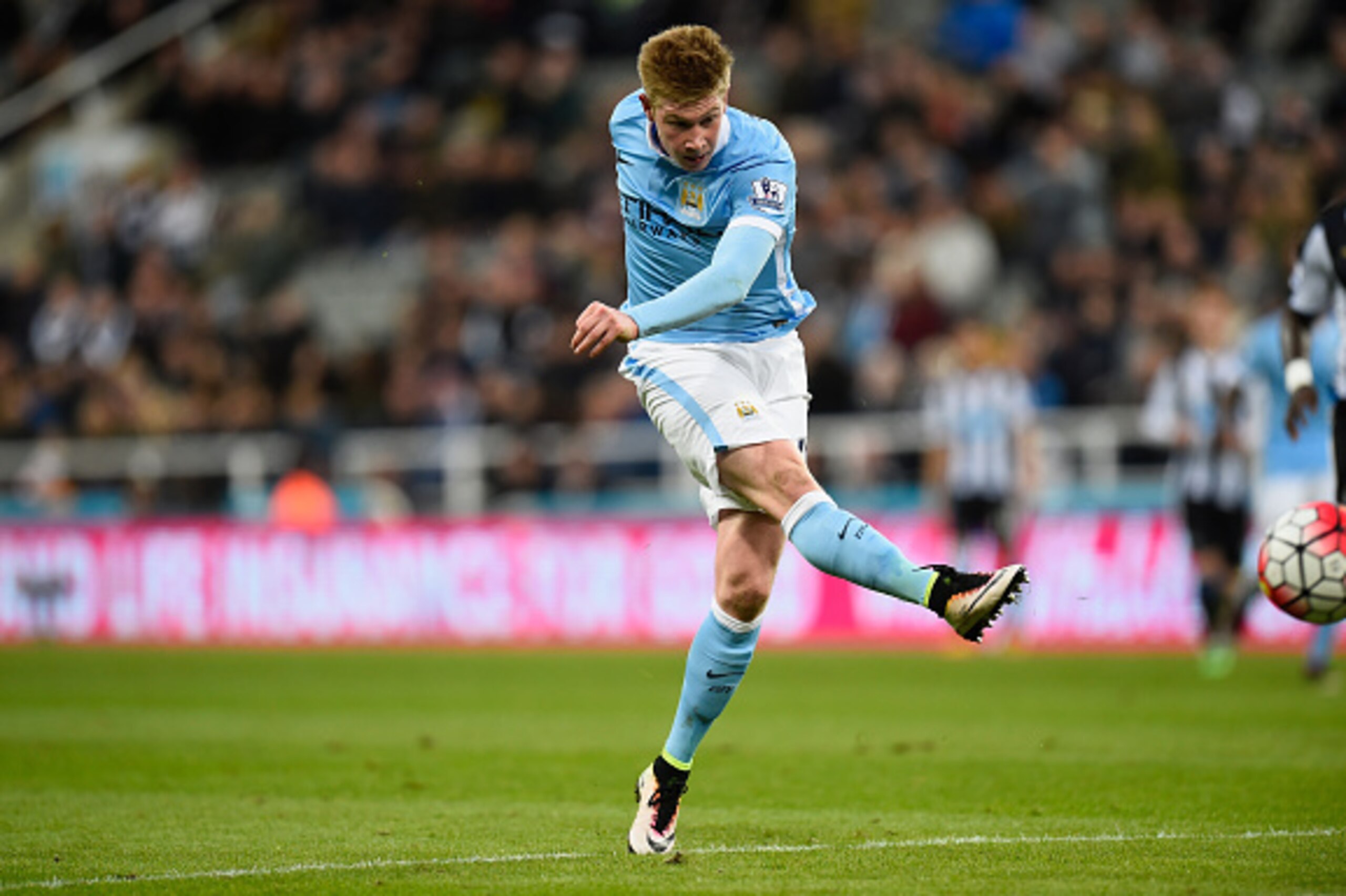 NEWCASTLE UPON TYNE, ENGLAND - APRIL 19:  Manchester City player Kevin De Bruyne in action during the Barclays Premier League match between Newcastle United and Manchester City at St James' Park on April 19, 2016 in Newcastle Upon Tyne, England  (Photo by
