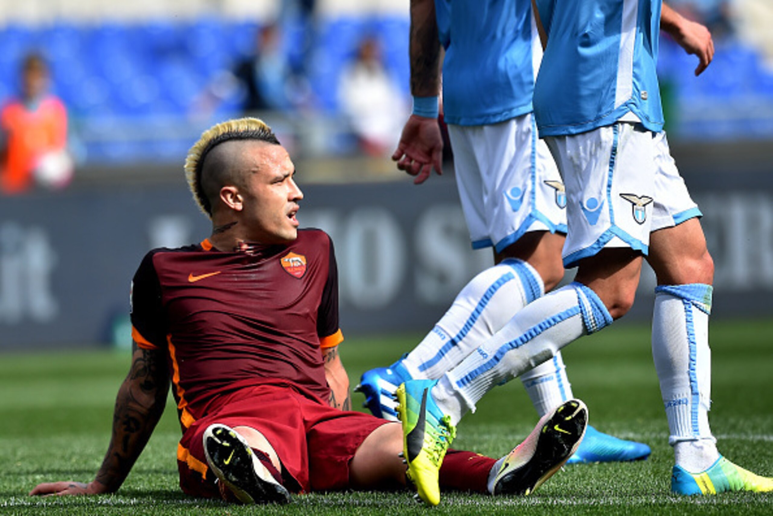 AS Roma's Dutch midfielder Radja Nainggolan (L) reacts after missing a shot during the Italian Serie A football match Lazio vs AS Roma at the Olympic stadium in Rome on April 3, 2016.     / AFP / VINCENZO PINTO        (Photo credit should read VINCENZO PI