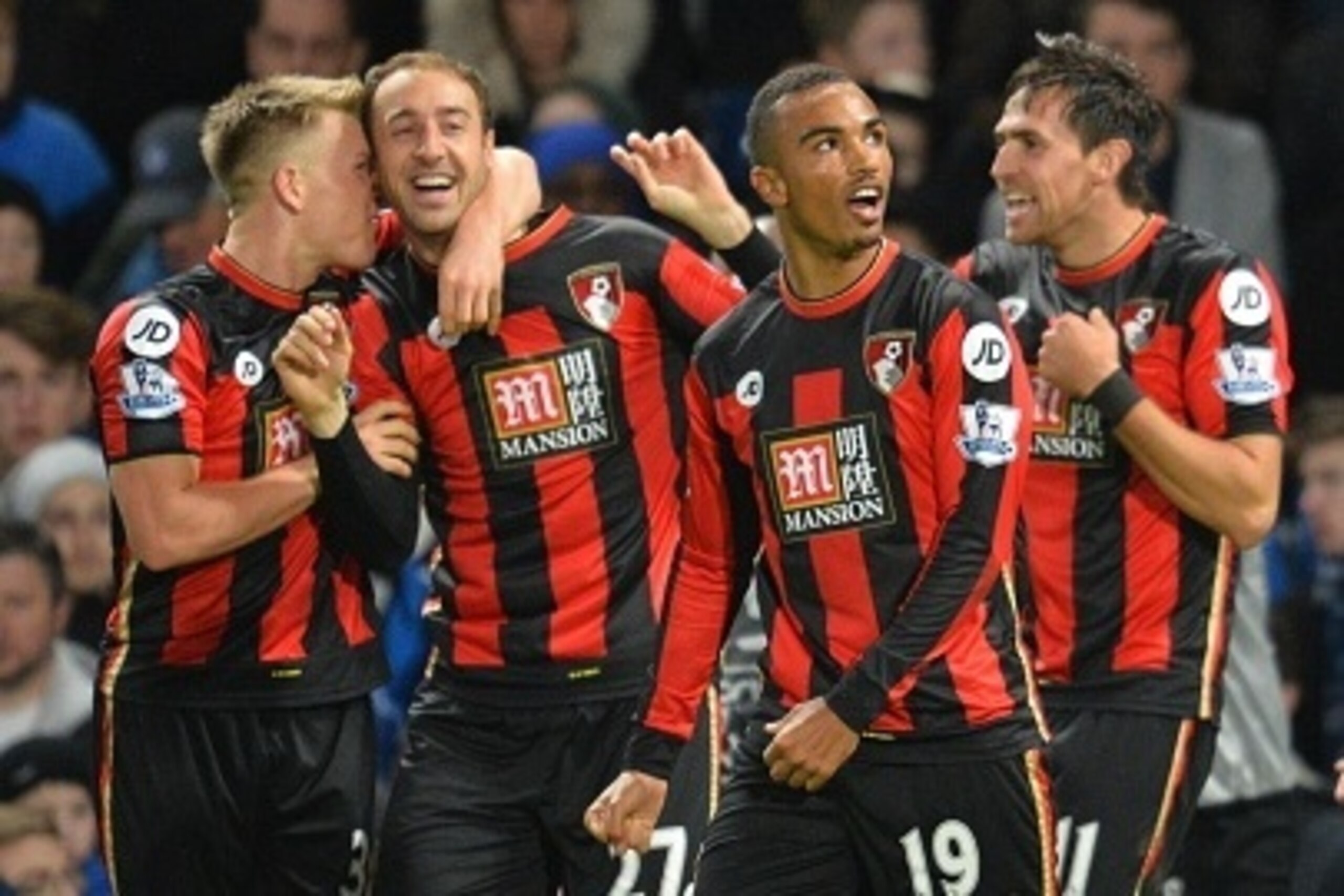 Bournemouth's English striker Glenn Murray (2L) celebrates after scoring during the English Premier League football match between Chelsea and Bournemouth at Stamford Bridge in London on December 5, 2015.   AFP PHOTO / GLYN KIRK

RESTRICTED TO EDITORIAL US