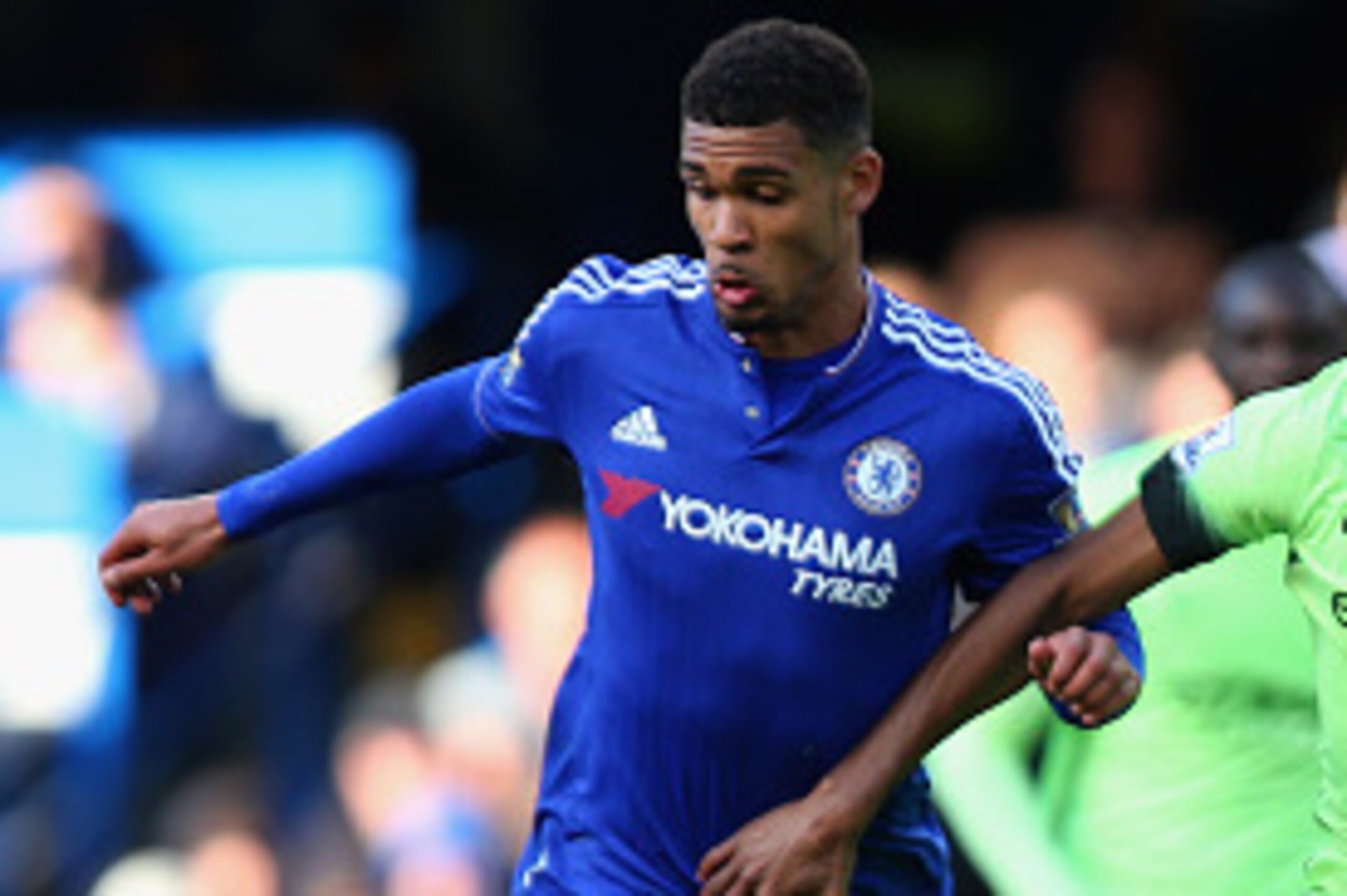 LONDON, ENGLAND - APRIL 16:  Fernandinho of Manchester City tackles Ruben Loftus-Cheek of Chelsea during the Barclays Premier League match between Chelsea and Manchester City at Stamford Bridge on April 16, 2016 in London, England.  (Photo by Bryn Lennon/
