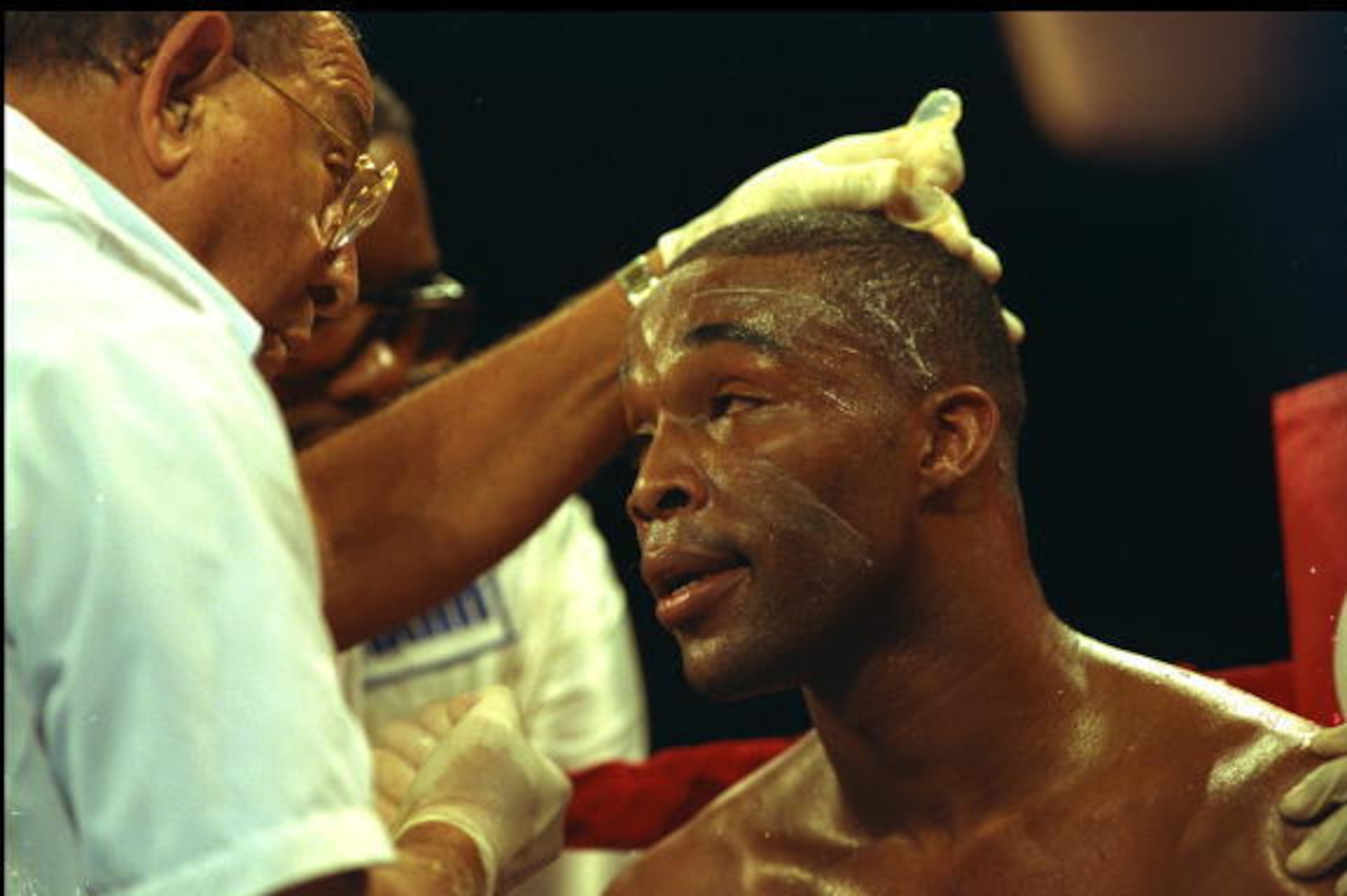 24 APR 1993: MICHAEL NUNN RECEIVING ATTENTION FROM HIS CORNER DURING ROUNDS AT MEMPHIS, USA. 24 APR 1993: MICHAEL NUNN RECEIVING ATTENTION FROM HIS CORNER DURING ROUNDS AT MEMPHIS, USA.