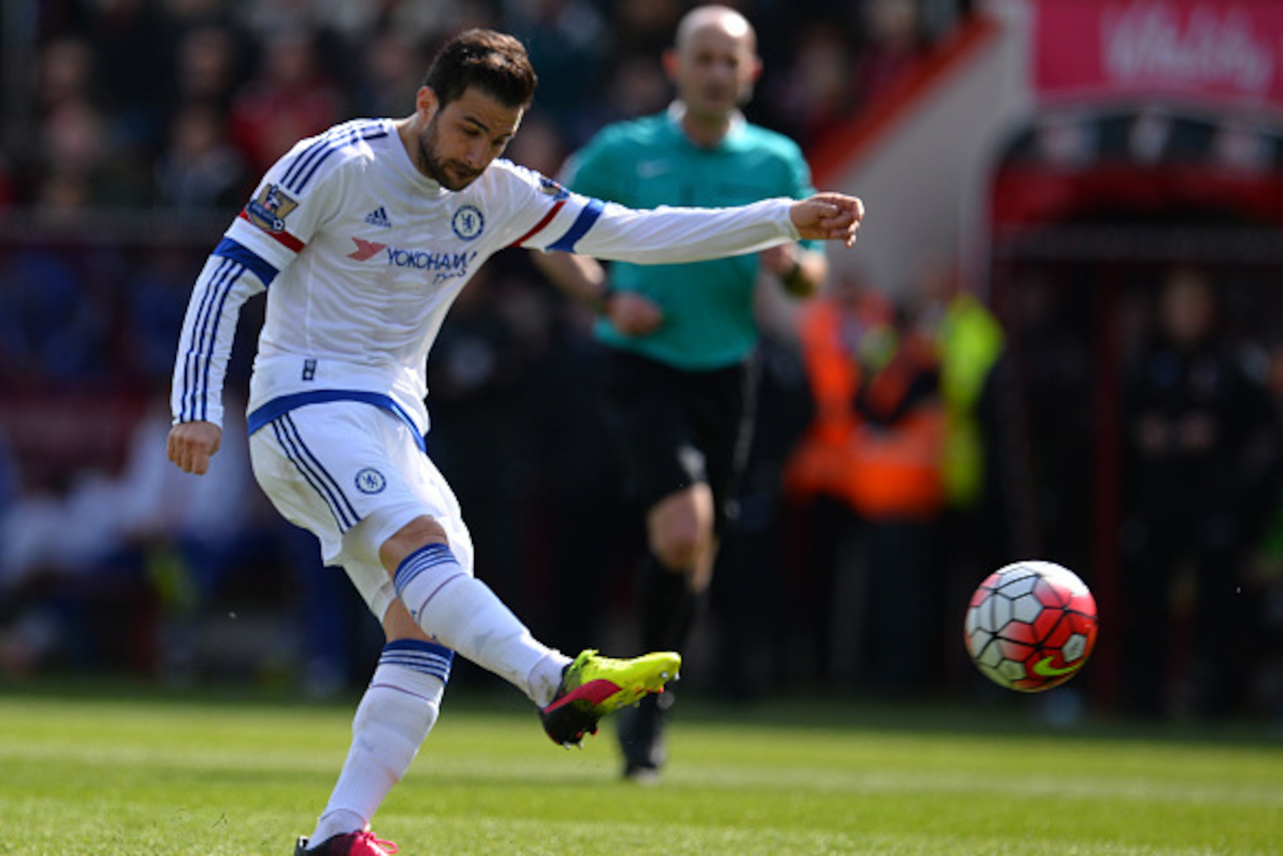 Chelsea's Spanish midfielder Cesc Fabregas has an unsuccessful shot during the English Premier League football match between Bournemouth and Chelsea at the Vitality Stadium in Bournemouth, southern England on April 23, 2016. / AFP / GLYN KIRK / RESTRICTED