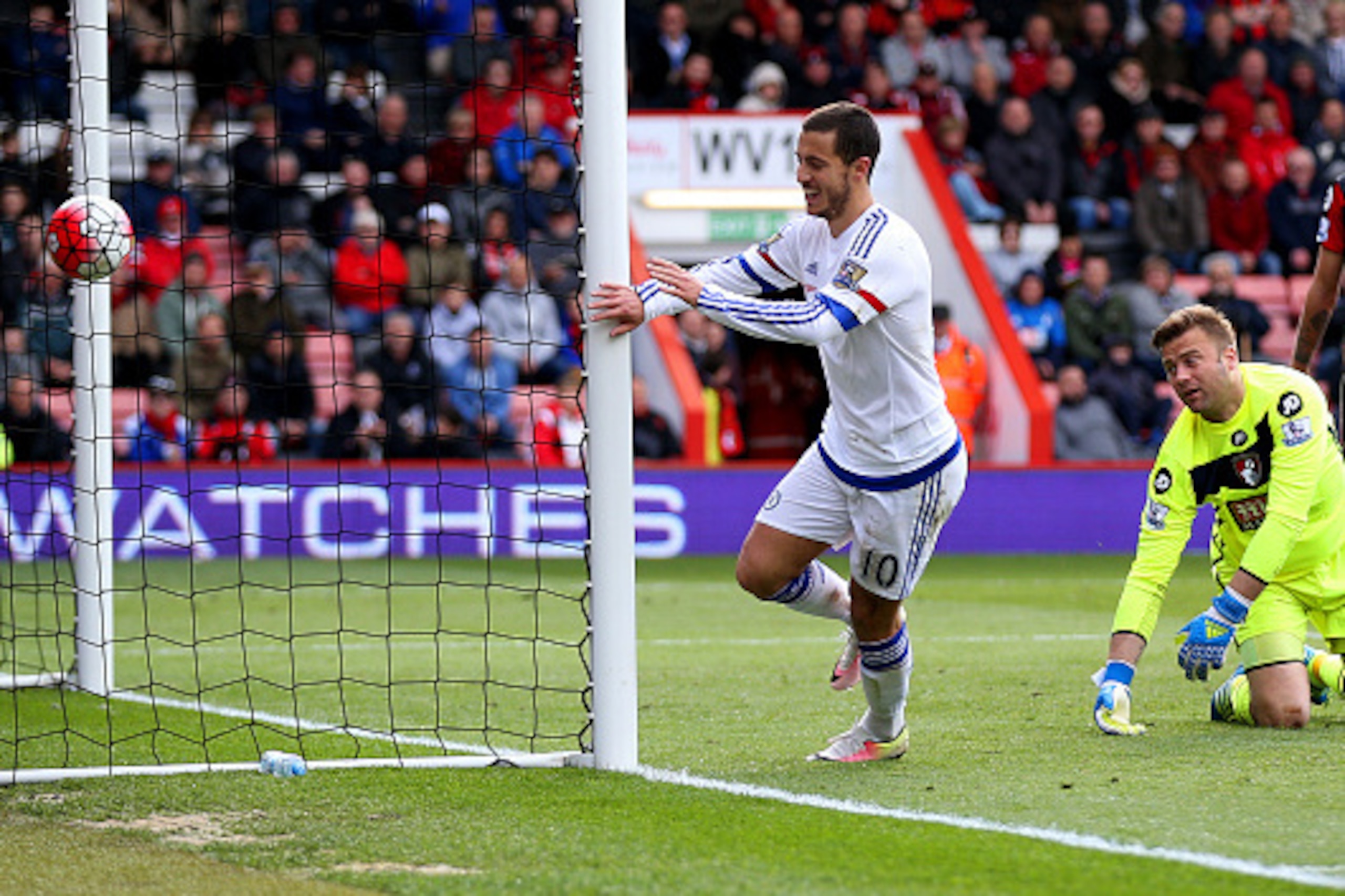 BOURNEMOUTH, ENGLAND - APRIL 23:  Eden Hazard of Chelsea celebrates scoring his sides fourth and his second goal during the Barclays Premier League match between A.F.C. Bournemouth and Chelsea at the Vitality Stadium on April 23, 2016 in Bournemouth, Unit