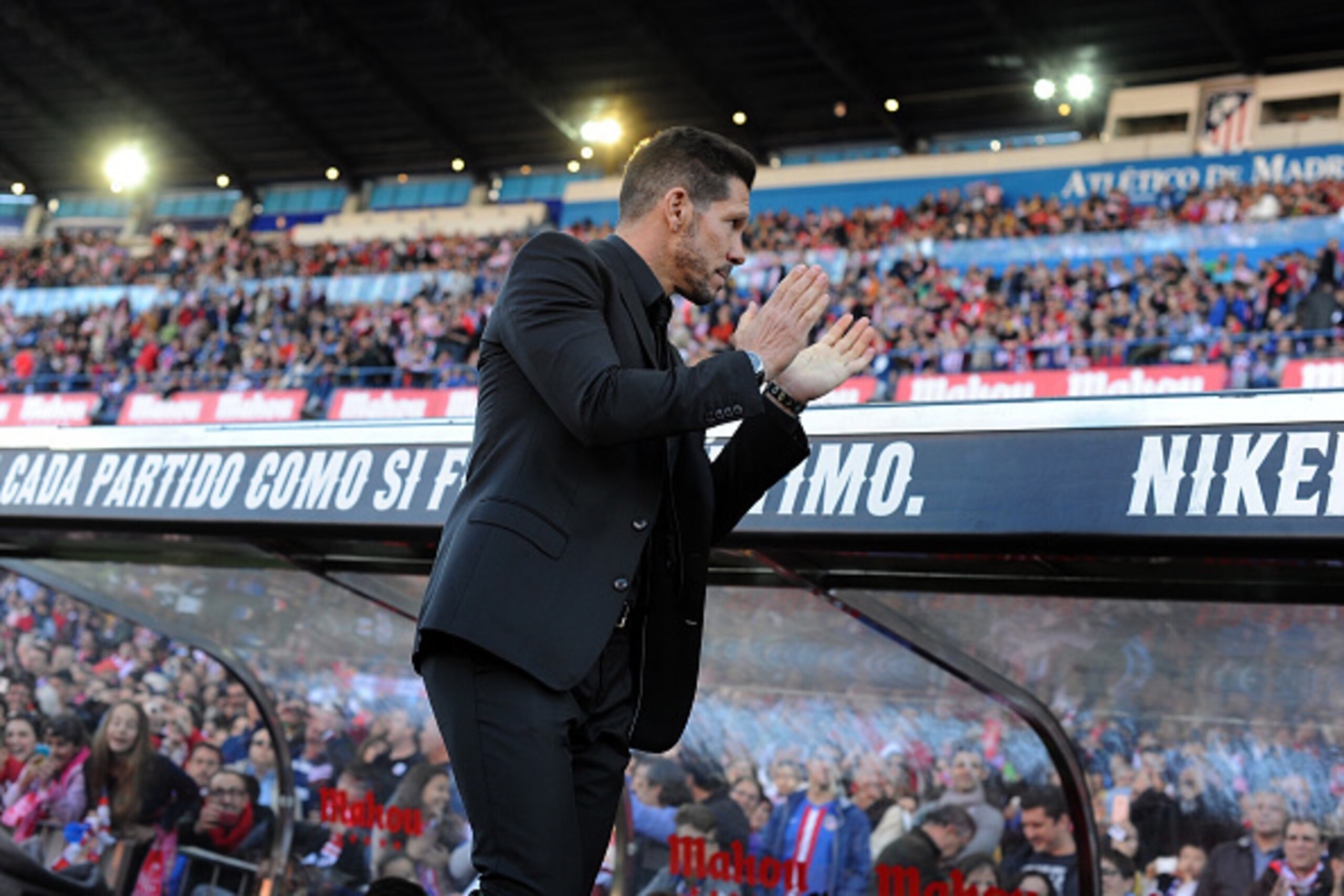 MADRID, SPAIN - APRIL 17:  Manager Diego Simeone of Club Atletico de Madrid applauds fans during the La Liga match between Club Atletico de Madrid and Granada CF at Vicente Calderon Stadium on April 17, 2016 in Madrid, Spain.  (Photo by Denis Doyle/Getty 