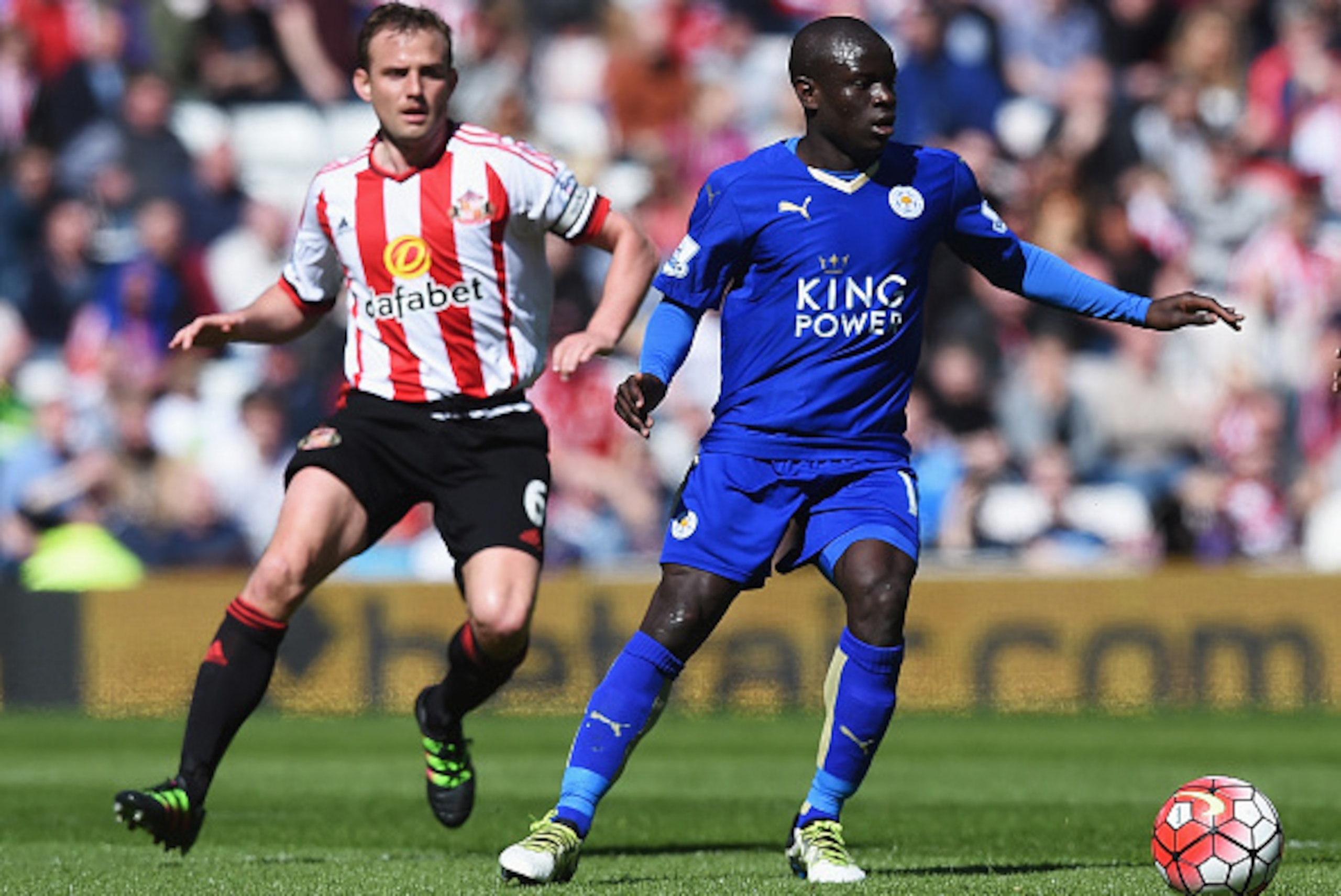 SUNDERLAND, UNITED KINGDOM - APRIL 10: Ngolo Kante of Leicester City is watched by Lee Cattermole of Sunderland during the Barclays Premier League match between Sunderland and Leicester City at the Stadium of Light on April 10, 2016 in Sunderland, Englan SUNDERLAND, UNITED KINGDOM - APRIL 10: Ngolo Kante of Leicester City is watched by Lee Cattermole of Sunderland during the Barclays Premier League match between Sunderland and Leicester City at the Stadium of Light on April 10, 2016 in Sunderland, Englan