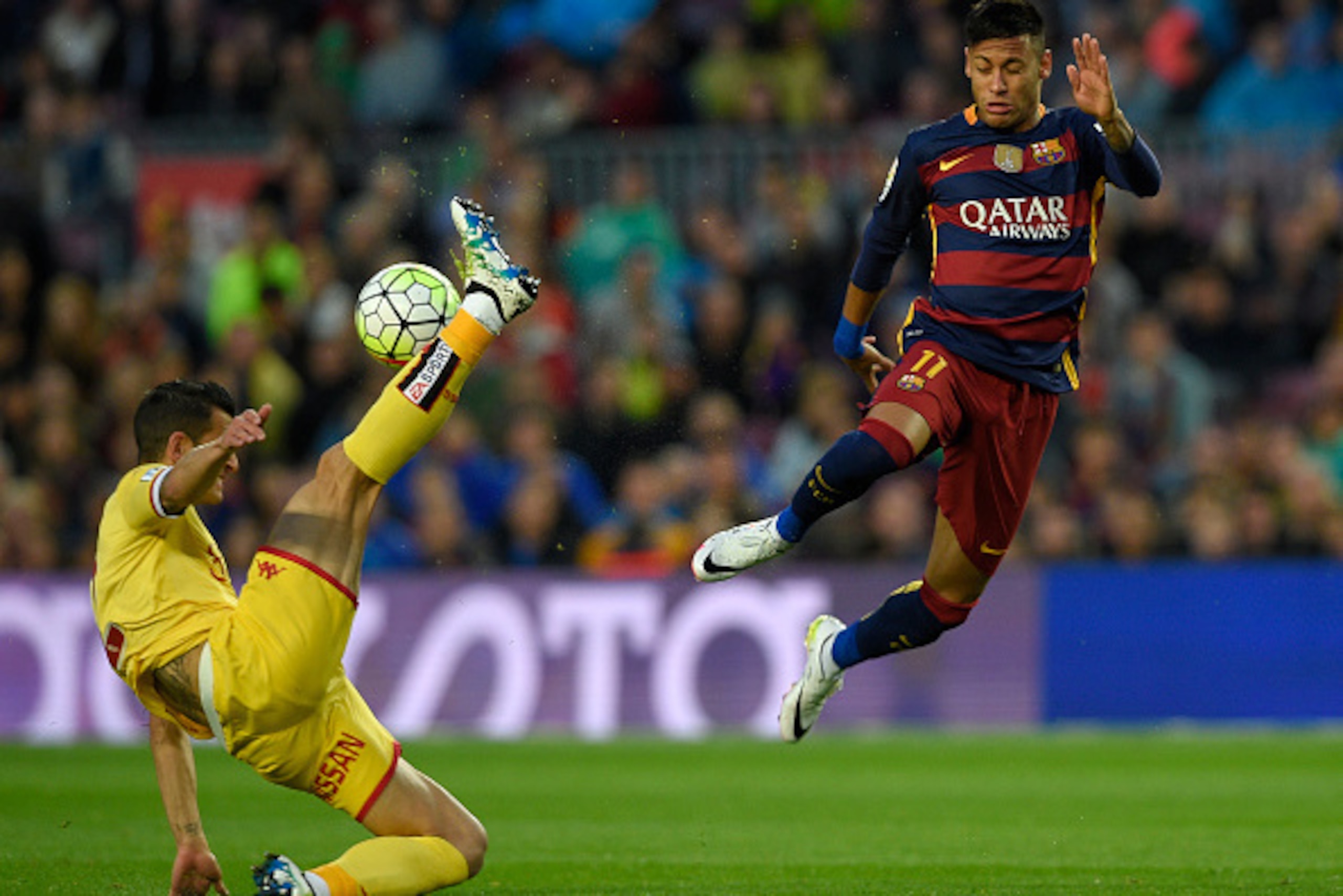 Barcelona's Brazilian forward Neymar (R) vies with Sporting Gijon's defender Luis Hernandez during the Spanish league football match FC Barcelona vs Real Sporting de Gijï¿½ï¿½n at the Camp Nou stadium in Barcelona on April 23, 2016. / AFP / LLUIS GENE        