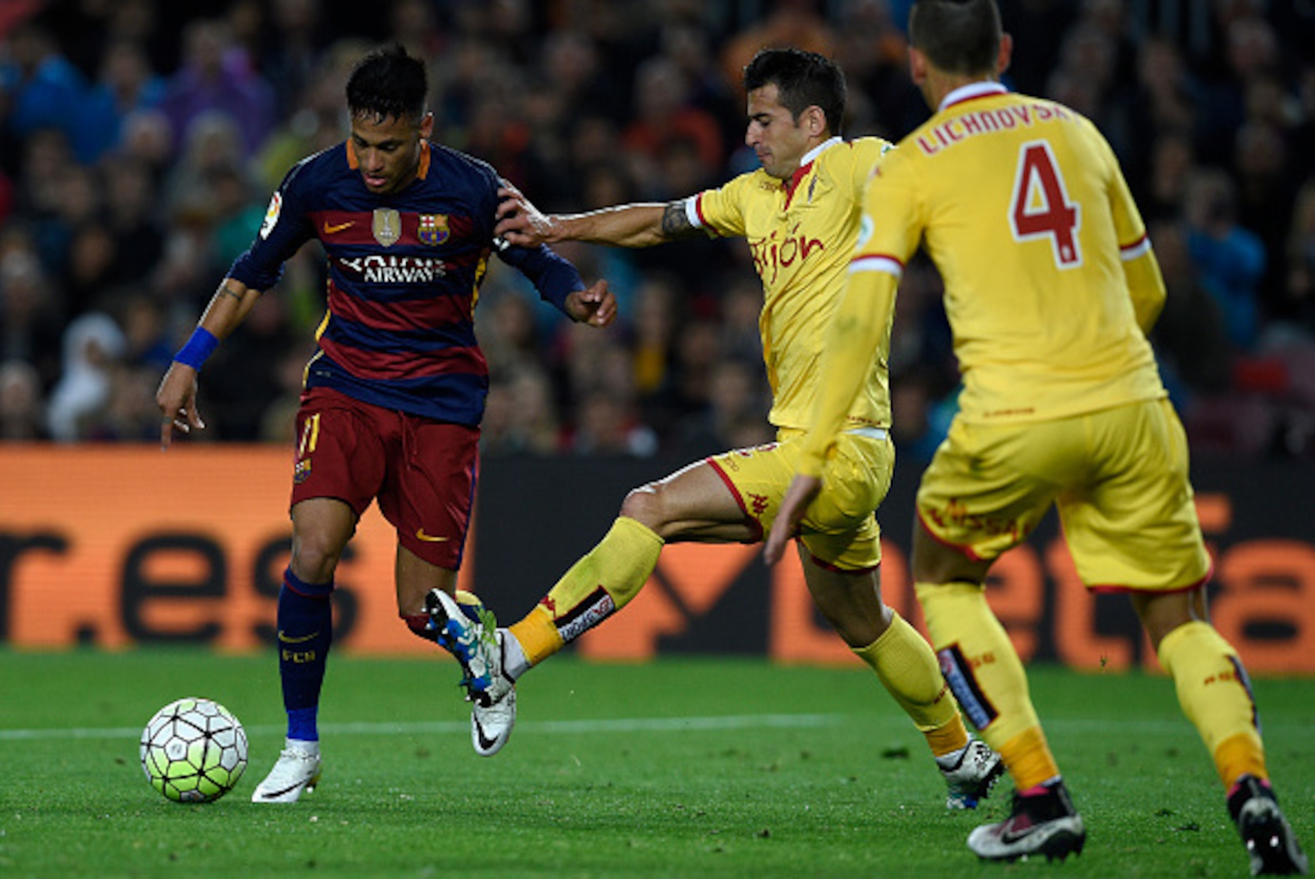 Barcelona's Brazilian forward Neymar (L) vies with Sporting Gijon's defender Luis Hernandez during the Spanish league football match FC Barcelona vs Real Sporting de Gijï¿½ï¿½n at the Camp Nou stadium in Barcelona on April 23, 2016. / AFP / LLUIS GENE        