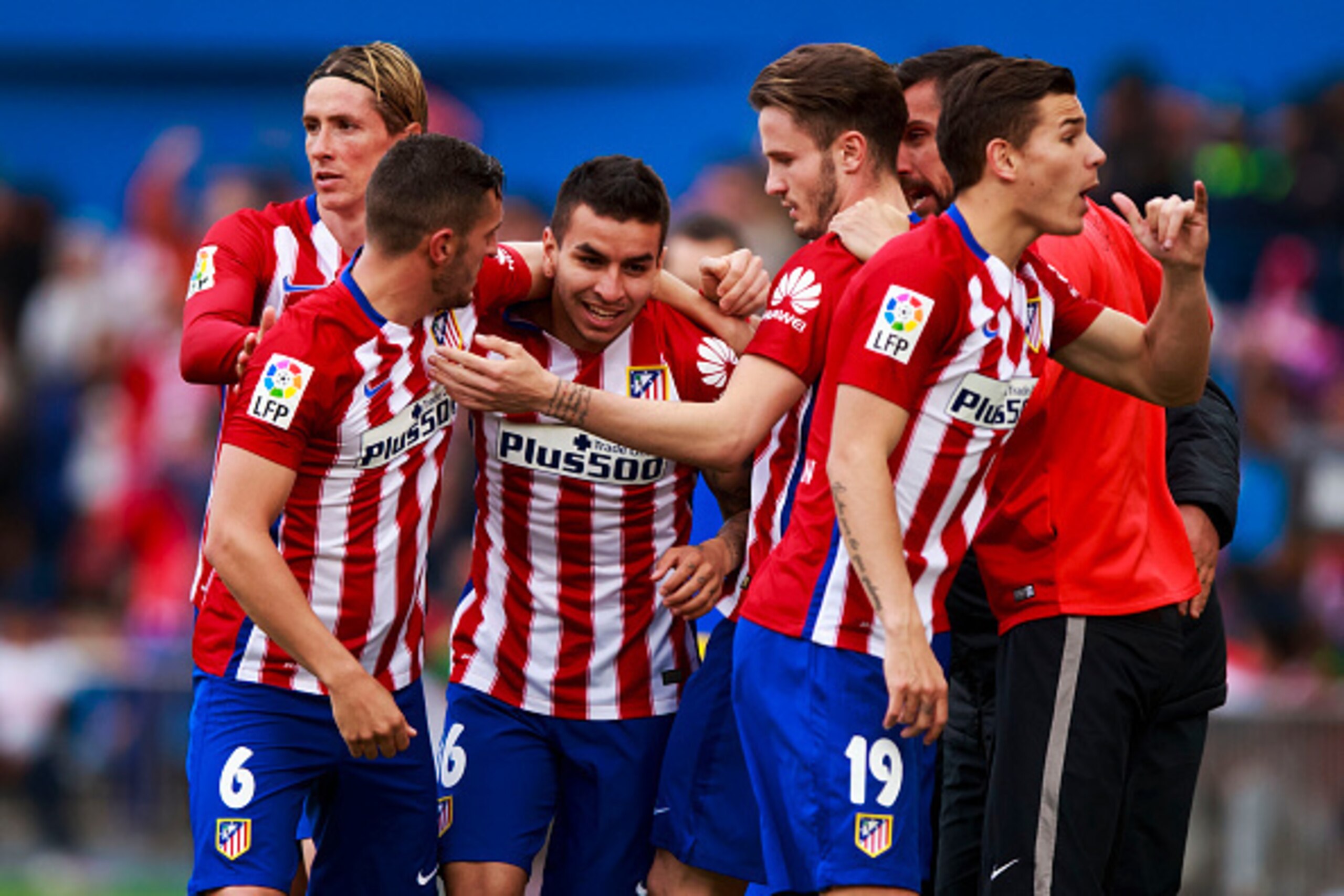 MADRID, SPAIN - APRIL 23: Angel Martin Correa5 (3dL) celebrates scoring their opening goal with teammates during the La Liga match between Club Atletico de Madrid and Malaga CF at Vicente Calderon Stadium on April 23, 2016 in Madrid, Spain.  (Photo by Gon