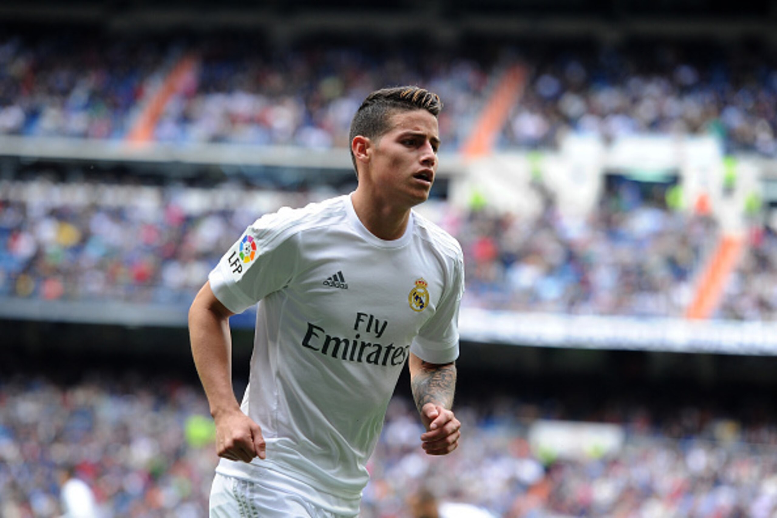 MADRID, SPAIN - APRIL 09: James Rodriguez of Real Madrid goes to take a corner kick during the La Liga match between Real Madrid and Eibar at Estadio Santiago Bernabeu on April 9, 2016 in Madrid, Spain. (Photo by Denis Doyle/Getty Images) MADRID, SPAIN - APRIL 09: James Rodriguez of Real Madrid goes to take a corner kick during the La Liga match between Real Madrid and Eibar at Estadio Santiago Bernabeu on April 9, 2016 in Madrid, Spain. (Photo by Denis Doyle/Getty Images)