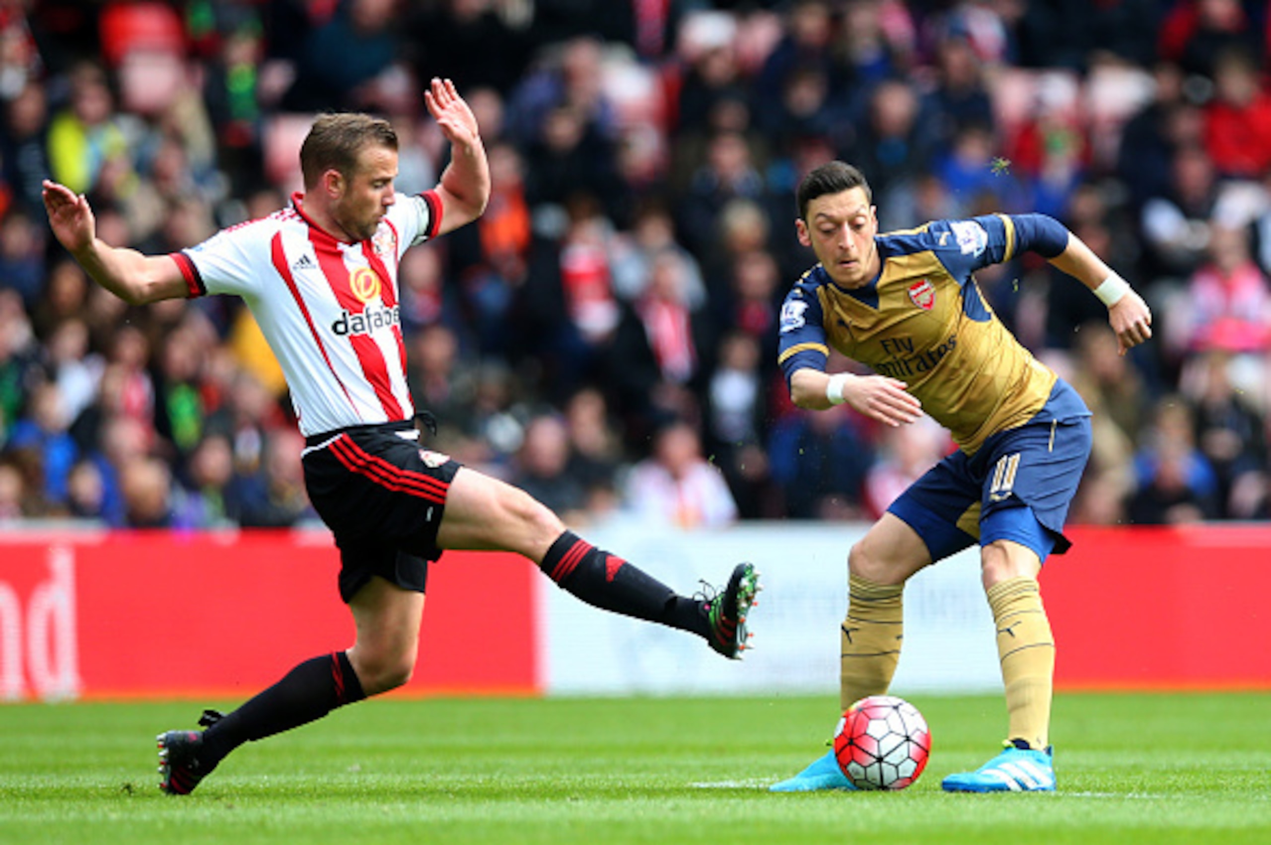 SUNDERLAND, ENGLAND - APRIL 24:  Mesut Ozil of Arsenal is faced by Lee Cattermole of Sunderland during the Barclays Premier League match between Sunderland and Arsenal at the Stadium of Light on April 24, 2016 in Sunderland, United Kingdom. (Photo by Ian 