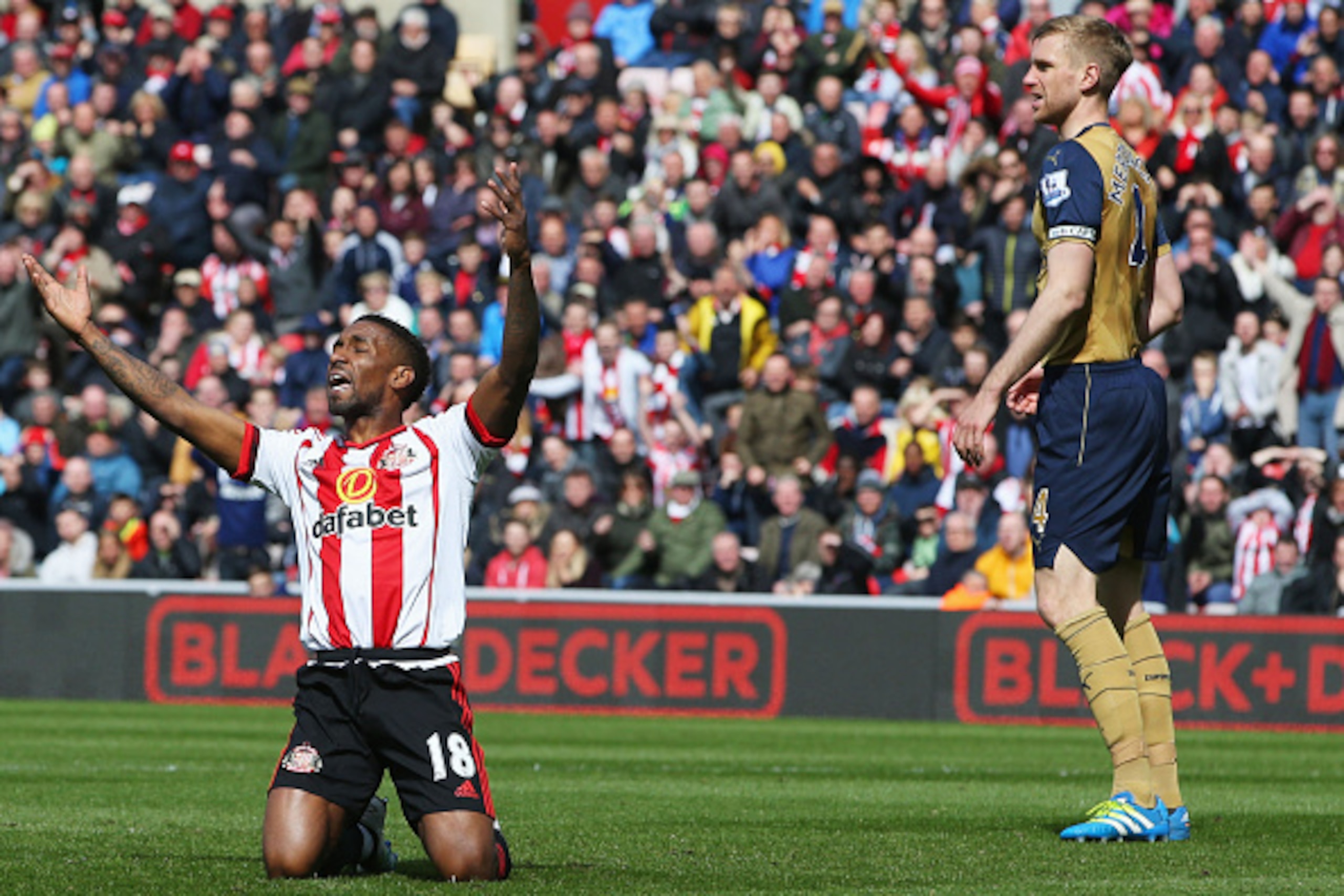 SUNDERLAND, ENGLAND - APRIL 24:  Jermain Defoe of Sunderland (18) appeals for a penalty against Per Mertesacker of Arsenal during the Barclays Premier League match between Sunderland and Arsenal at the Stadium of Light on April 24, 2016 in Sunderland, Uni