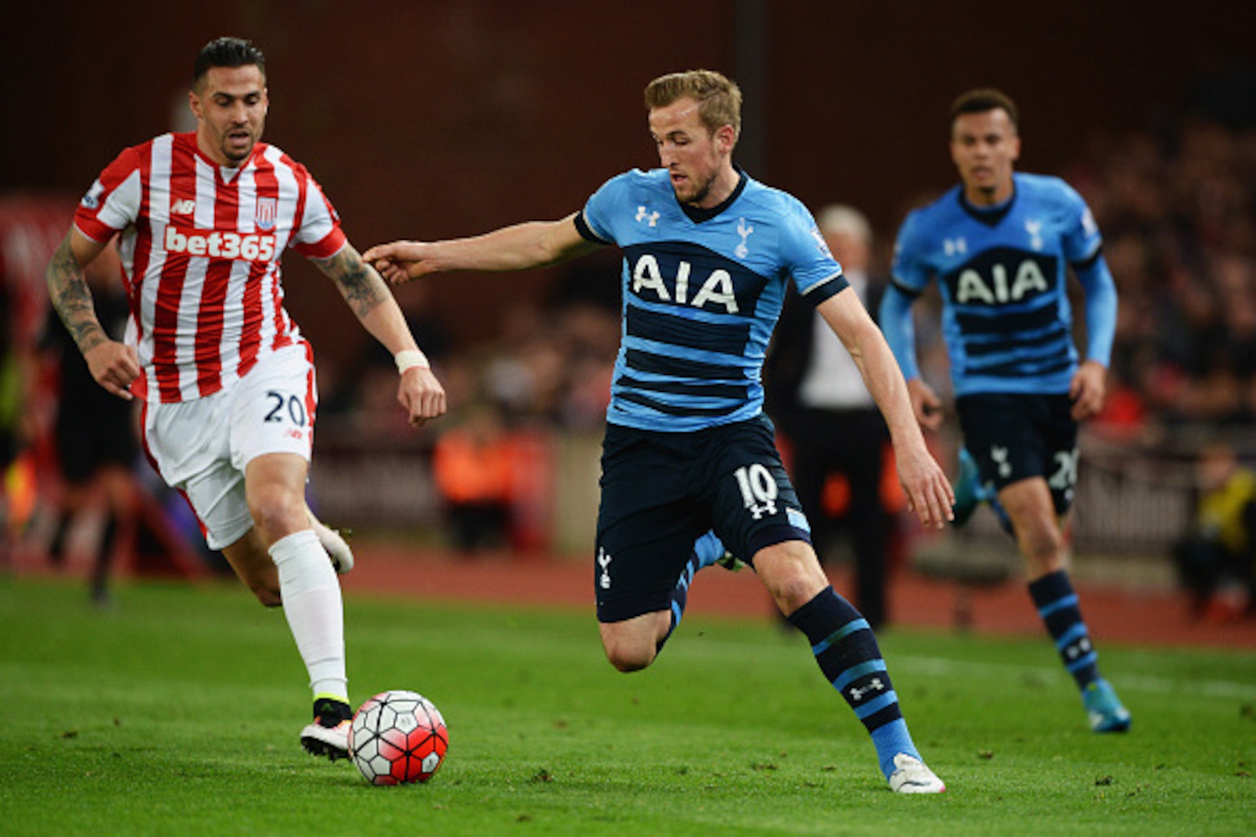 STOKE ON TRENT, ENGLAND - APRIL 18:  Harry Kane of Tottenham Hotspur is chased by Geoff Cameron of Stoke City during the Barclays Premier League match between Stoke City and Tottenham Hotspur at the Britannia Stadium on April 18, 2016 in Stoke on Trent, E