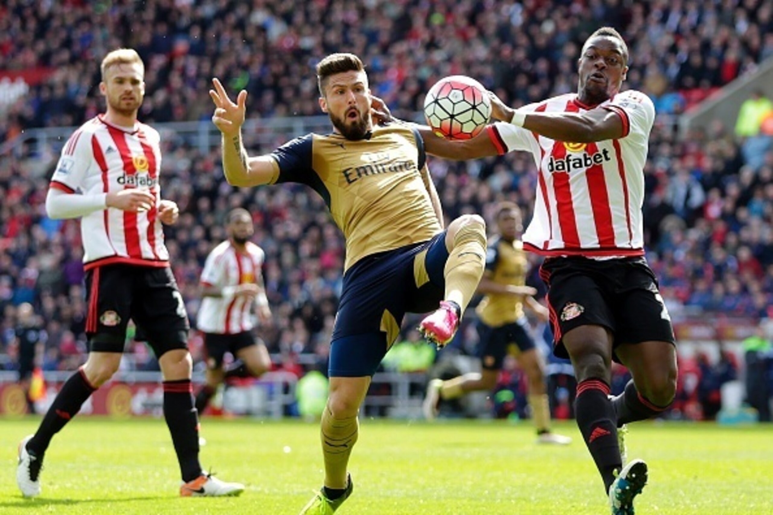 Sunderland's French-born Ivorian defender Lamine Kone (R) challenges Arsenal's French striker Olivier Giroud (2nd R) during the English Premier League football match between Sunderland and Arsenal at the Stadium of Light in Sunderland, northeast England o