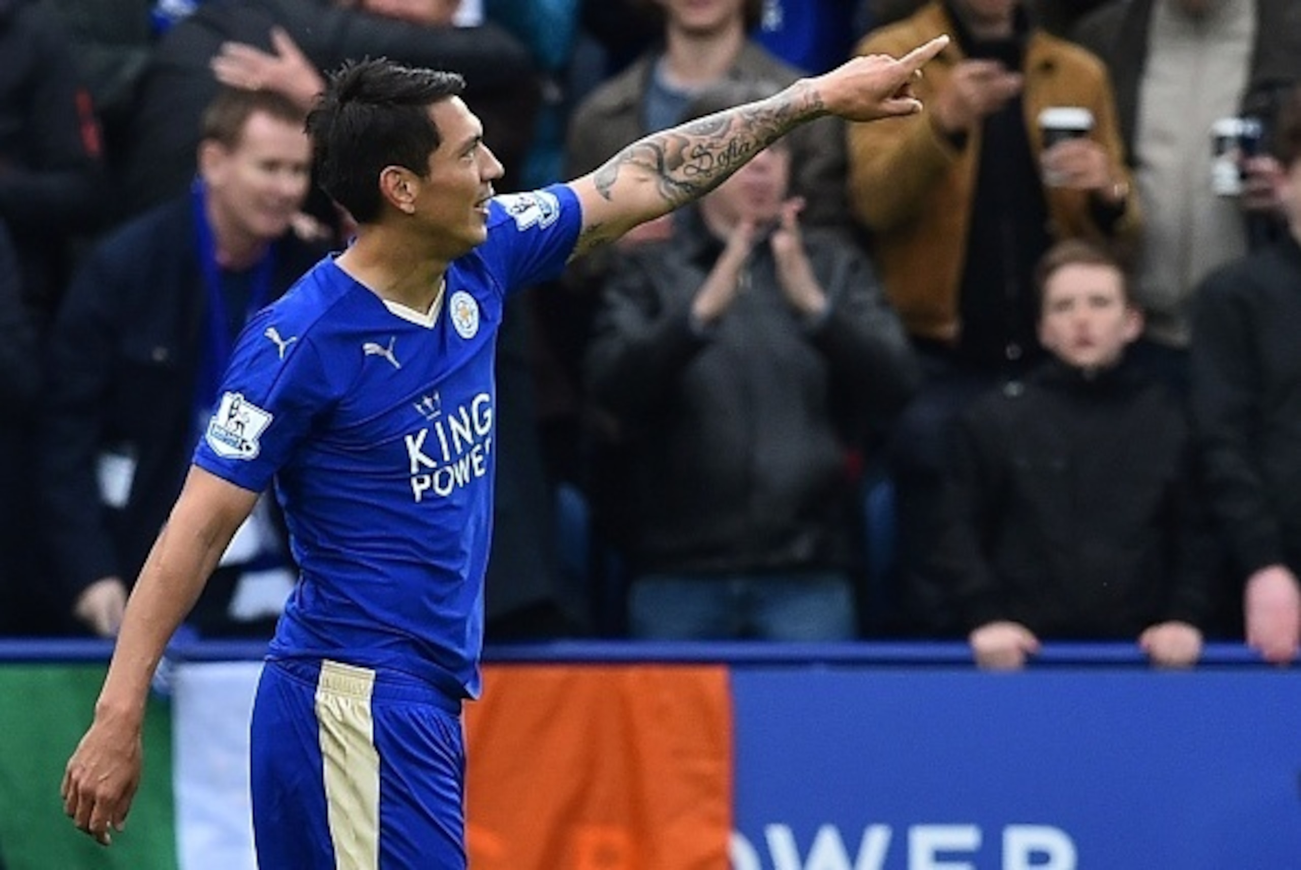 Leicester City's Argentinian striker Leonardo Ulloa celebrates scoring his second and Leicester's third goal during the English Premier League football match between Leicester City and Swansea at King Power Stadium in Leicester, central England on April 2