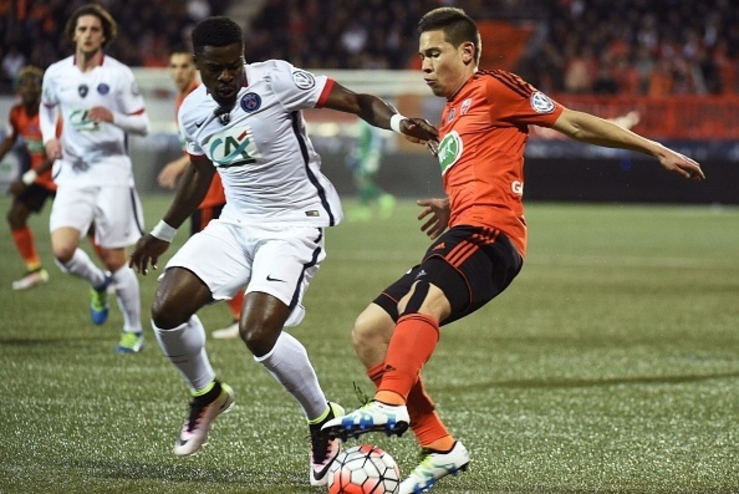 Lorient's French defender Raphael Guerreiro (R) vies with Paris Saint-Germain's Ivorian defender Serge Aurier during the French Cup semi-final football match between Lorient (FCL) and Paris Saint-Germain (PSG) on April 19, 2016 at the Moustoir stadium in 