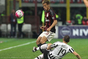 MILAN, ITALY - APRIL 09:  Keisuke Honda of AC Milan is challenged by Leonardo Bonucci of Juventus FC during the Serie A match between AC Milan and Juventus FC at Stadio Giuseppe Meazza on April 9, 2016 in Milan, Italy.  (Photo by Marco Luzzani/Getty Image