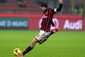 MILAN, ITALY - JANUARY 19:  Riccardo Montolivo of AC Milan in action during the Serie A match between AC Milan and Hellas Verona FC at San Siro Stadium on January 19, 2014 in Milan, Italy.  (Photo by Claudio Villa/Getty Images)