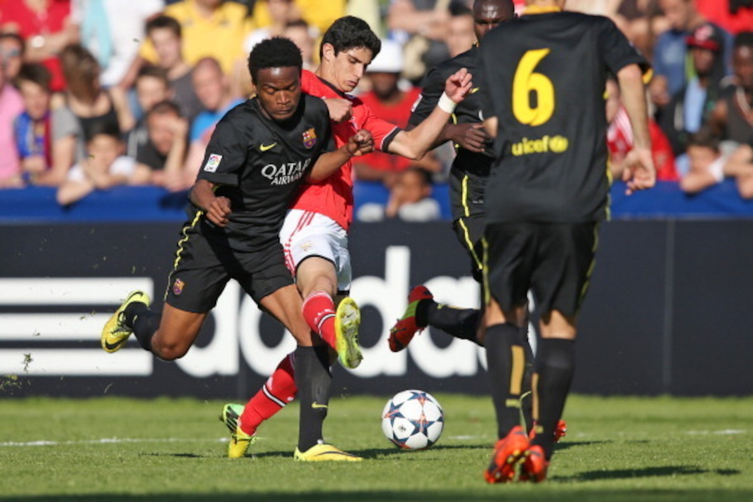 NYON, SWITZERLAND - APRIL 14: Goncalo Guedes of SL Benfica (C) fights for the ball with Wilfrid Kaptoum of FC Barcelona (L) during the UEFA Youth League Final match between Benfica Lisbon and FC Barcelona at Colovray Stadion on April 14, 2014 in Nyon, Swi NYON, SWITZERLAND - APRIL 14: Goncalo Guedes of SL Benfica (C) fights for the ball with Wilfrid Kaptoum of FC Barcelona (L) during the UEFA Youth League Final match between Benfica Lisbon and FC Barcelona at Colovray Stadion on April 14, 2014 in Nyon, Swi