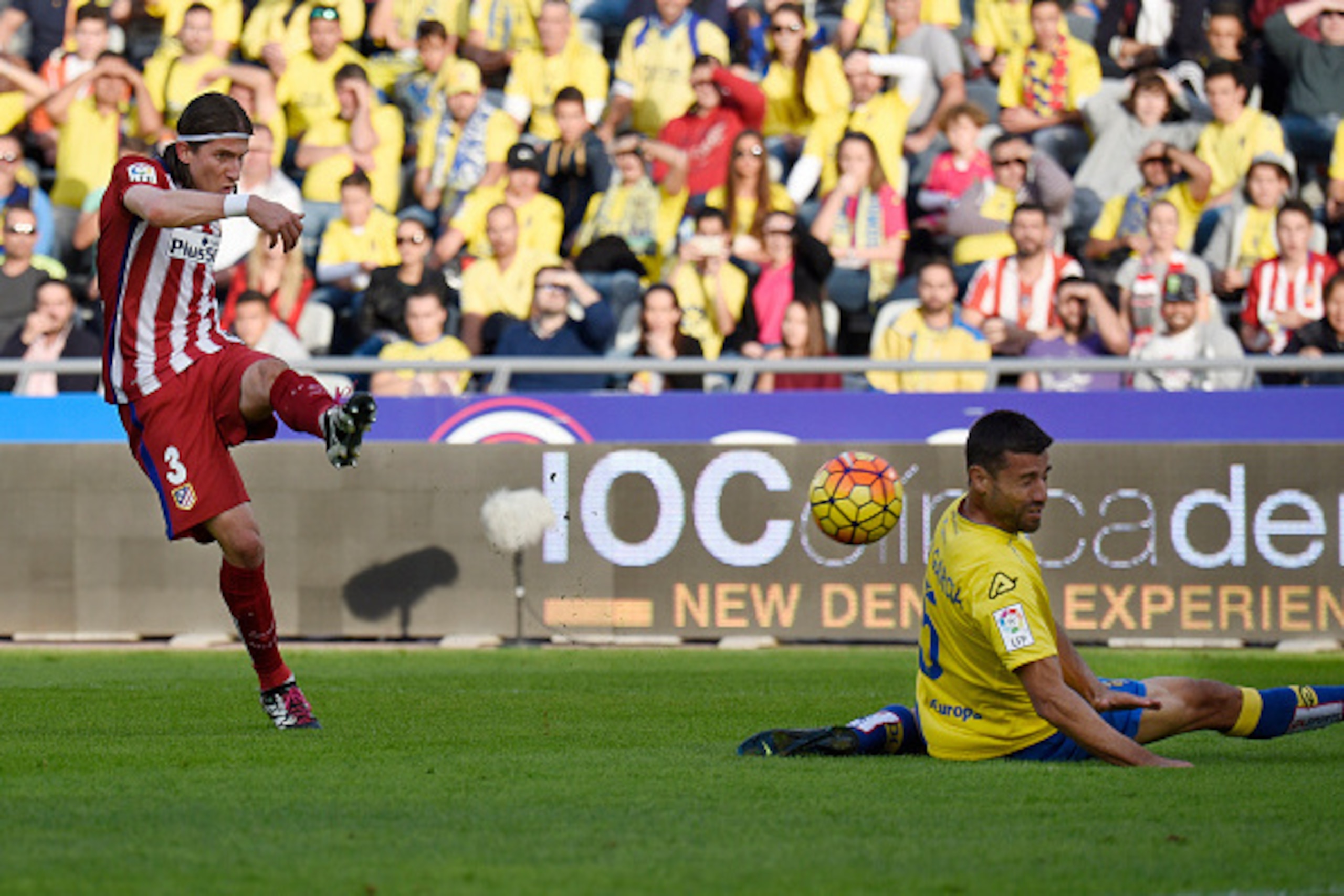 Atletico Madrid's Brazilian defender Filipe Luis (L) scores during the Spanish league football match UD Las Palmas vs Club Atletico de Madrid at the Gran Canaria stadium in Las Palmas de Gran Canaria on January 17, 2016. AFP PHOTO/ DESIREE MARTIN / AFP Atletico Madrid's Brazilian defender Filipe Luis (L) scores during the Spanish league football match UD Las Palmas vs Club Atletico de Madrid at the Gran Canaria stadium in Las Palmas de Gran Canaria on January 17, 2016. AFP PHOTO/ DESIREE MARTIN / AFP