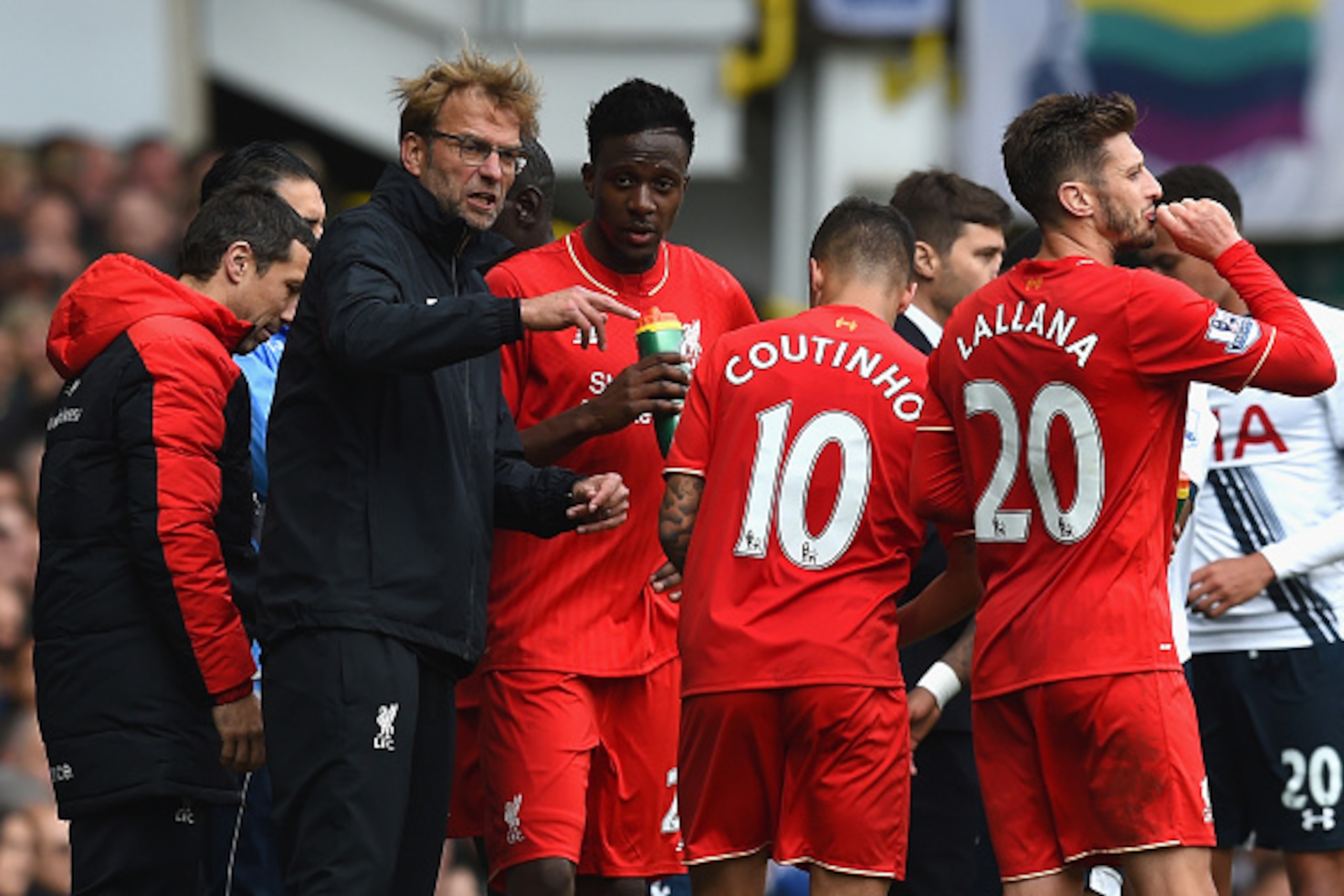 LONDON, ENGLAND - OCTOBER 17:  Jurgen Klopp, manager of Liverpool instructs his players during the Barclays Premier League match between Tottenham Hotspur and Liverpool at White Hart Lane on October 17, 2015 in London, England.  (Photo by Michael Regan/Ge
