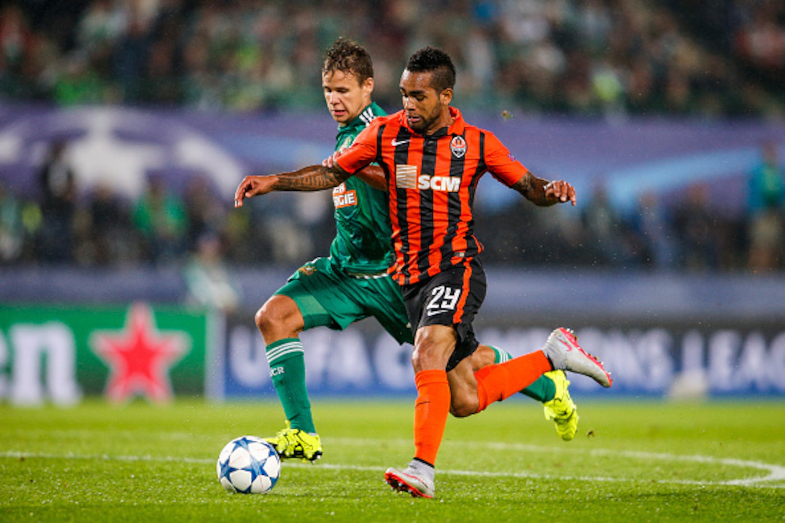 VIENNA, AUSTRIA - AUGUST 19:  Louis Schaub of Vienna (L) competes for the ball with Alex Teixeira of Donetsk during the UEFA Champions League: Qualifying Round Play Off First Leg match between SK Rapid Vienna and FC Shakhtar Donetsk on August 19, 2015 in 