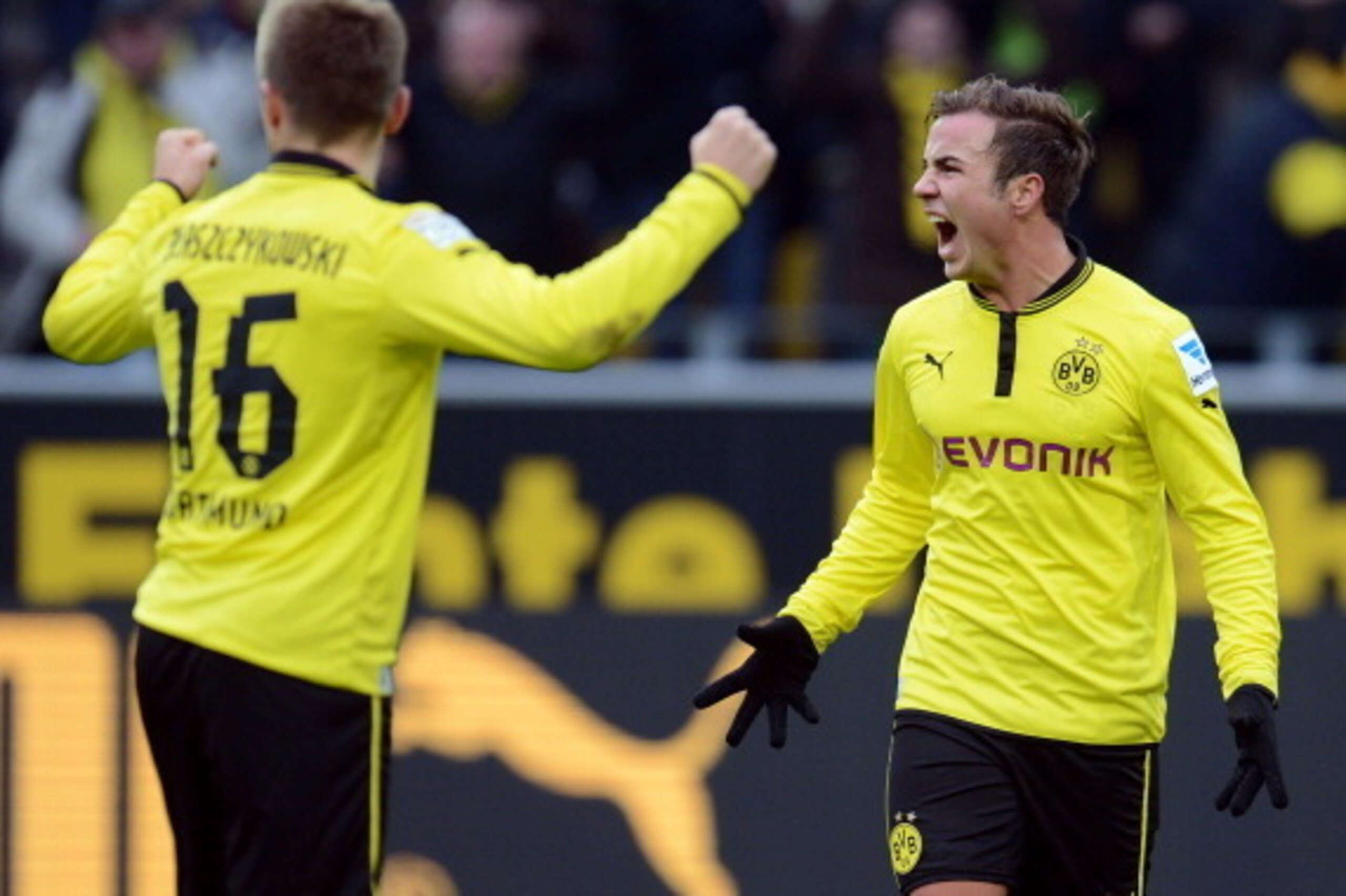 Dortmund's midfielder Mario Goetze (R) reacts during the German first division Bundesliga football match Borussia Dortmund vs Hamburger SV in the German city of Dortmund on February 9, 2013. Hamburg won 1-4. AFP PHOTO / PATRIK STOLLARZ

RESTRICTIONS / EMB