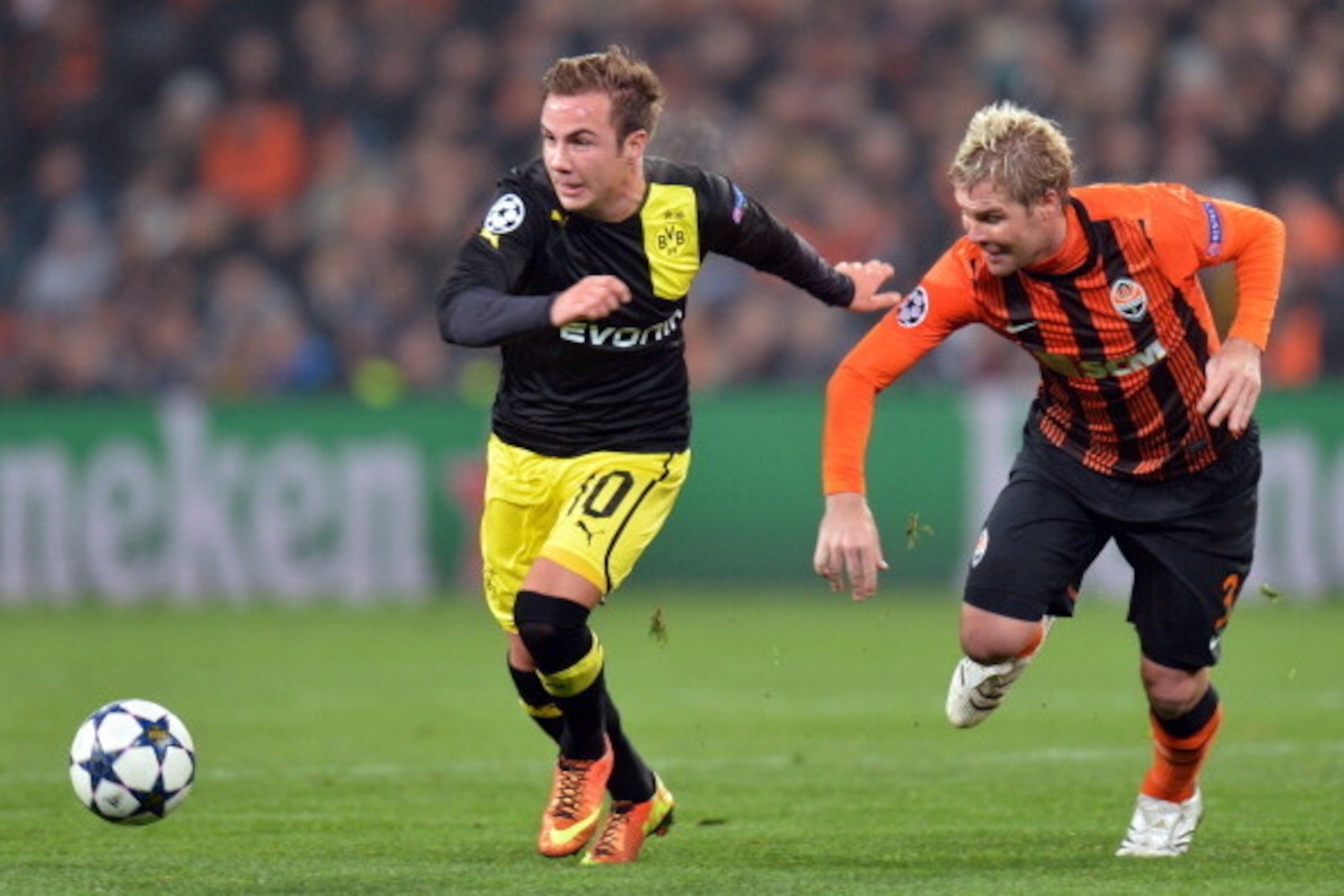 Tomas Hubschman  ( R) of  FC Shakhtar fights for the ball with Mario Goetze (L) of Borussia Dortmund during their UEFA Champions League round 16 football match in Donetsk on February 13, 2013. AFP PHOTO/ SERGEI SUPINSKY        (Photo credit should read SE