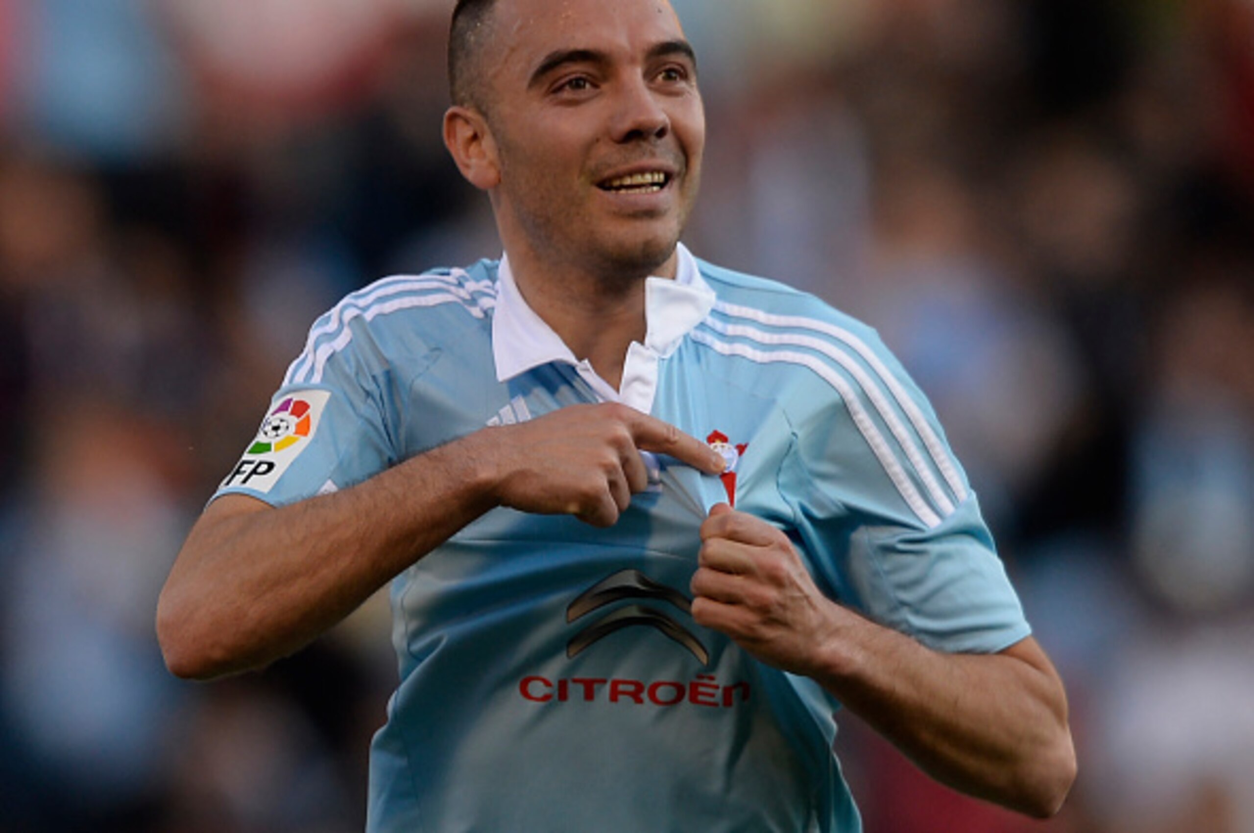 Celta Vigo's forward Iago Aspas celebrates after scoring a goal during the Spanish league football match RC Celta de Vigo vs Granada FC at the Balaidos stadium in Vigo on April 25, 2016. / AFP / MIGUEL RIOPA        (Photo credit should read MIGUEL RIOPA/A