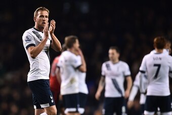 Tottenham Hotspur's English striker Harry Kane (L) applauds at the end of the game during the English Premier League football match between Tottenham Hotspur and West Bromwich Albion at White Hart Lane in London, on April 25, 2016. / AFP / BEN STANSALL / 