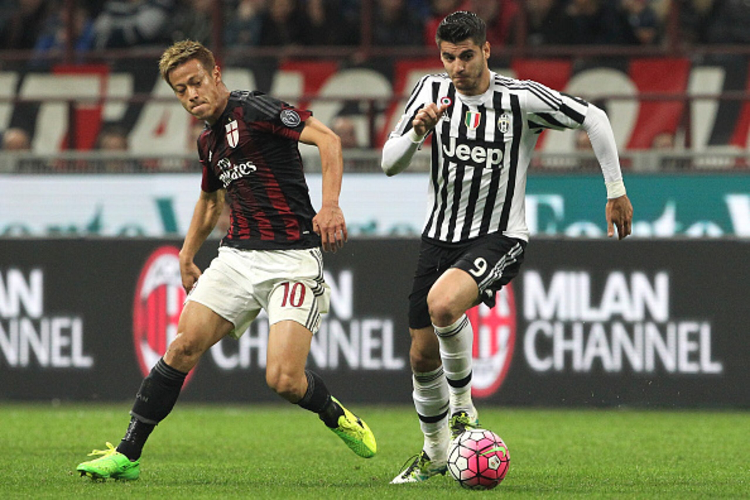 MILAN, ITALY - APRIL 09:  Alvaro Morata (R) of Juventus FC competes for the ball with Keisuke Honda (L) of AC Milan during the Serie A match between AC Milan and Juventus FC at Stadio Giuseppe Meazza on April 9, 2016 in Milan, Italy.  (Photo by Marco Luzz