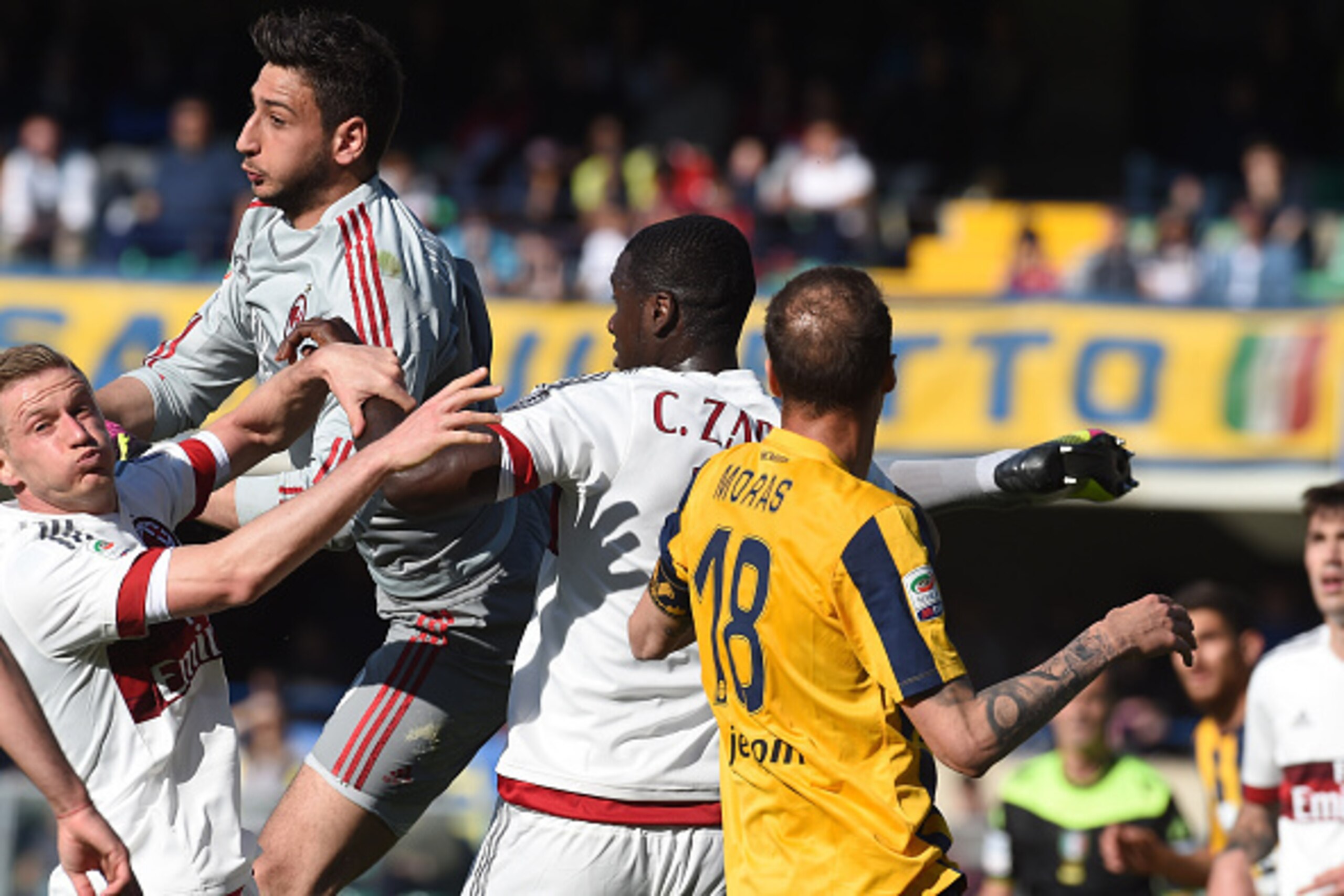 VERONA, ITALY - APRIL 25:  (C) Goalkeeper of AC Milan Gianluigi Donnarumma in action during the Serie A match between Hellas Verona FC and AC Milan at Stadio Marc'Antonio Bentegodi on April 25, 2016 in Verona, Italy.  (Photo by Pier Marco Tacca/Getty Imag