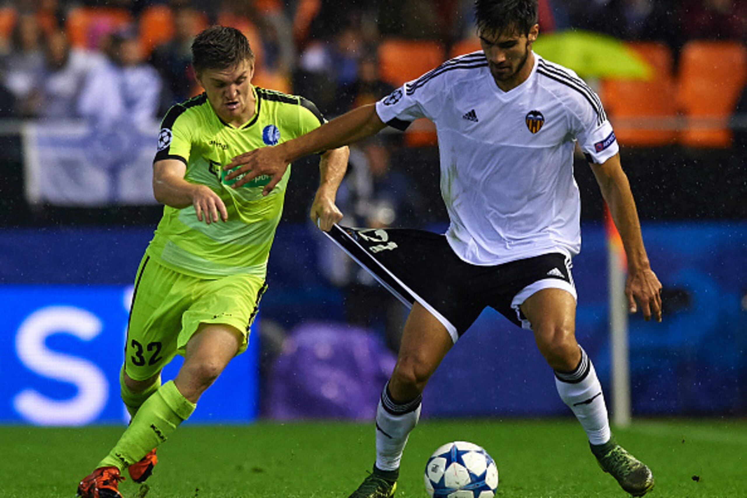 VALENCIA, SPAIN - OCTOBER 20: Andre Gomes (R) of Valencia battle for the ball with Tomas Foket of Gent during the UEFA Champions League Group H match between Valencia CF and KAA Gent at the Estadi de Mestalla on October 20, 2015 in Valencia, Spain. (Phot VALENCIA, SPAIN - OCTOBER 20: Andre Gomes (R) of Valencia battle for the ball with Tomas Foket of Gent during the UEFA Champions League Group H match between Valencia CF and KAA Gent at the Estadi de Mestalla on October 20, 2015 in Valencia, Spain. (Phot
