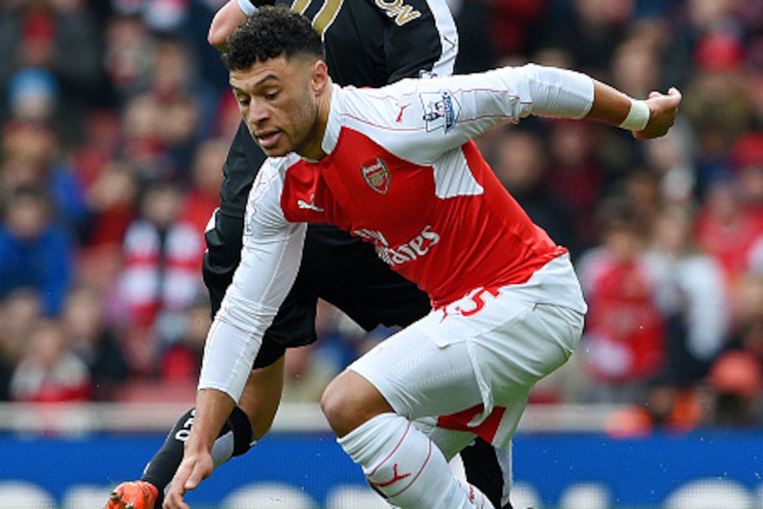LONDON, ENGLAND - FEBRUARY 14:  Alex Oxlade-Chamberlain of Arsenal battles for the ball with Marc Albrighton of Leicester City during the Barclays Premier League match between Arsenal and Leicester City at Emirates Stadium on February 14, 2016 in London, 
