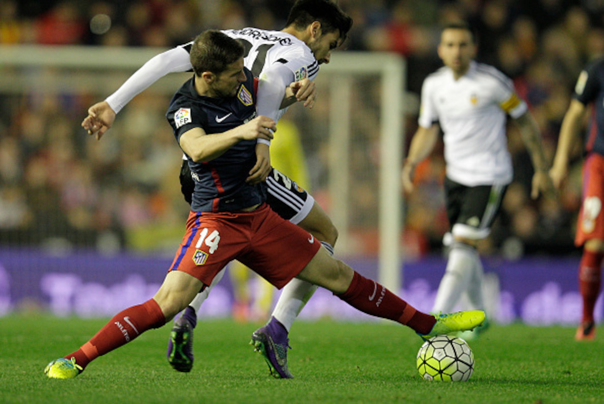 Atletico Madrid's midfielder Gabi (L) vies with Valencia's Portuguese midfielder Andre Gomes during the Spanish league football match Club Valencia CF vs Atletico de Madrid at Mestalla stadium in Valencia on March 6, 2016. / AFP / JOSE JORDAN        (Phot